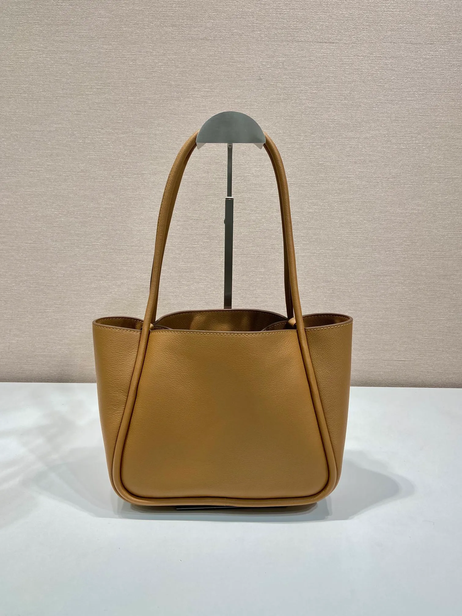 💰1500🎉New product🎉1BG539 shoulder style🎉🎉 This shoulder style is made of oral calfskin and top-grade hardware. It can be carried by hand or carried on the shoulder. It is equipped with 2 compartments in the front and back panels. It has a large capacity, is simple and practical, and has a beautiful upper body effect. Babies. Hurry up and get it🎉🎉 Length 25x Height 18.5x Bottom 12.5cm🎉🎉🎉👏👏👏