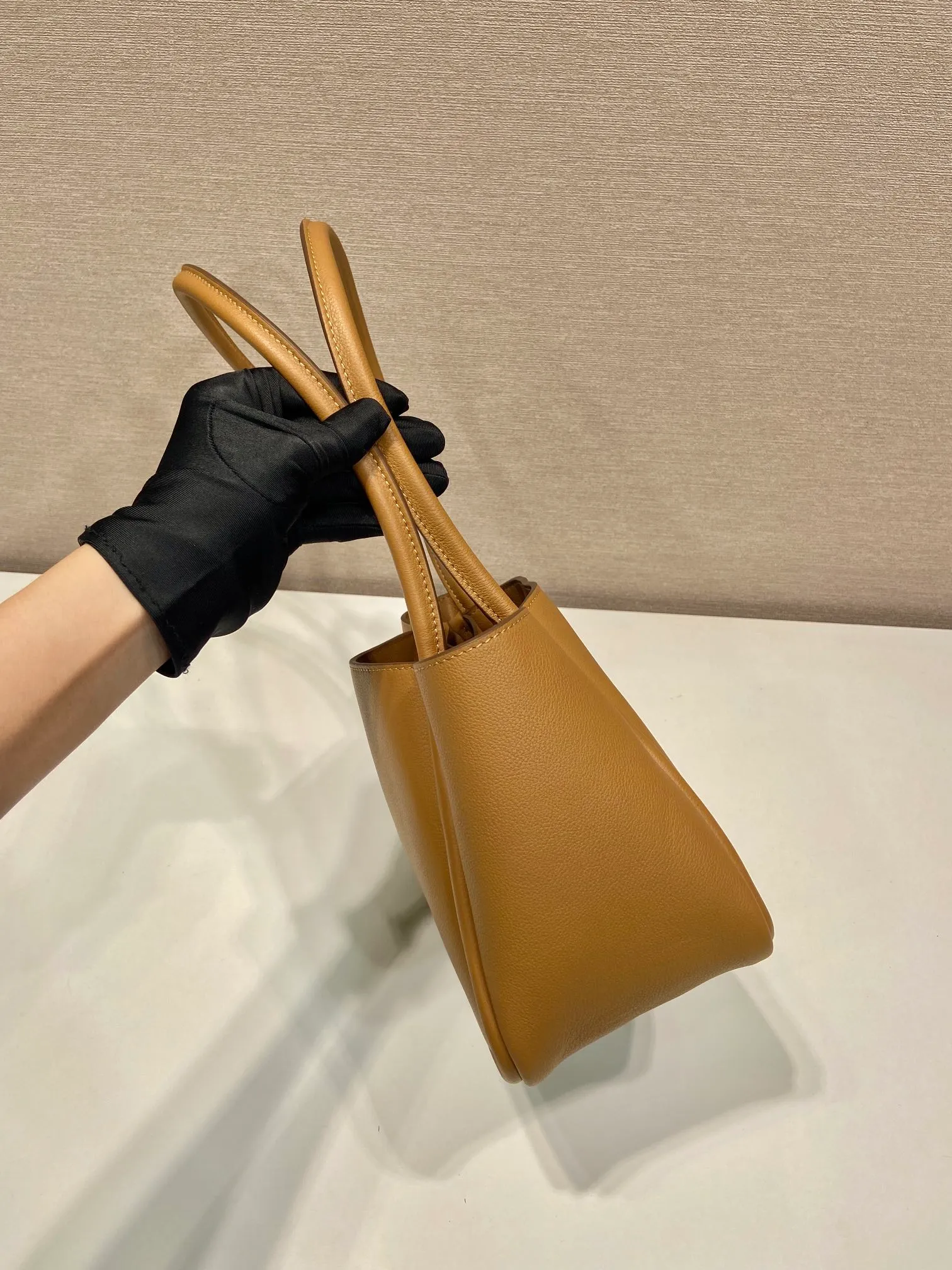 💰1500🎉New product🎉1BG539 shoulder style🎉🎉 This shoulder style is made of oral calfskin and top-grade hardware. It can be carried by hand or carried on the shoulder. It is equipped with 2 compartments in the front and back panels. It has a large capacity, is simple and practical, and has a beautiful upper body effect. Babies. Hurry up and get it🎉🎉 Length 25x Height 18.5x Bottom 12.5cm🎉🎉🎉👏👏👏