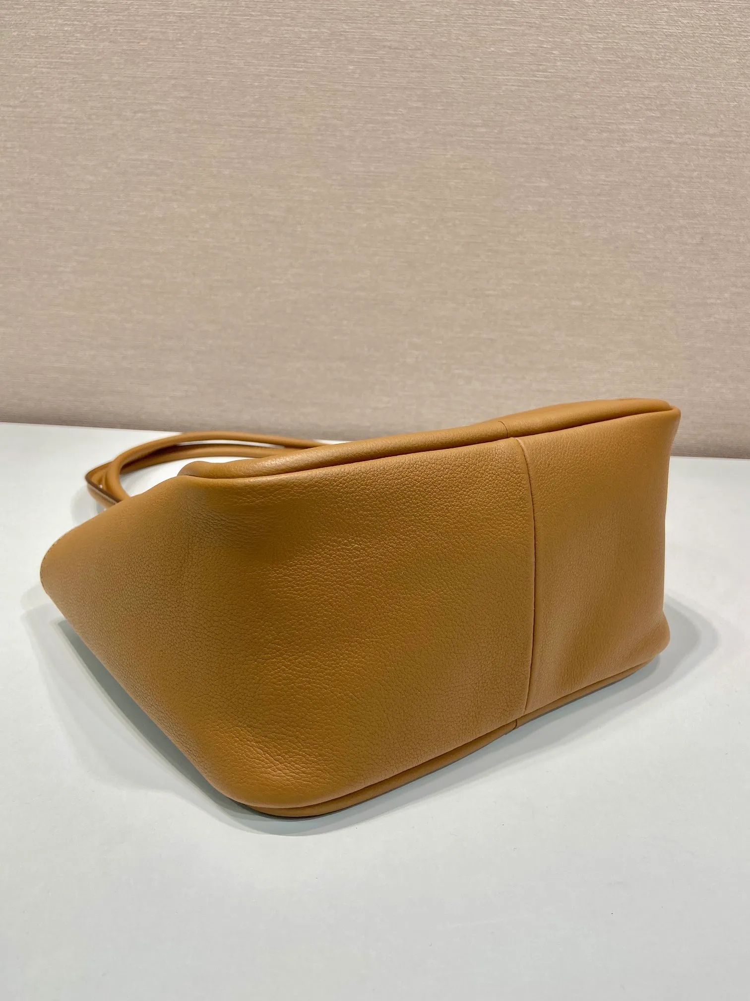 💰1500🎉New product🎉1BG539 shoulder style🎉🎉 This shoulder style is made of oral calfskin and top-grade hardware. It can be carried by hand or carried on the shoulder. It is equipped with 2 compartments in the front and back panels. It has a large capacity, is simple and practical, and has a beautiful upper body effect. Babies. Hurry up and get it🎉🎉 Length 25x Height 18.5x Bottom 12.5cm🎉🎉🎉👏👏👏