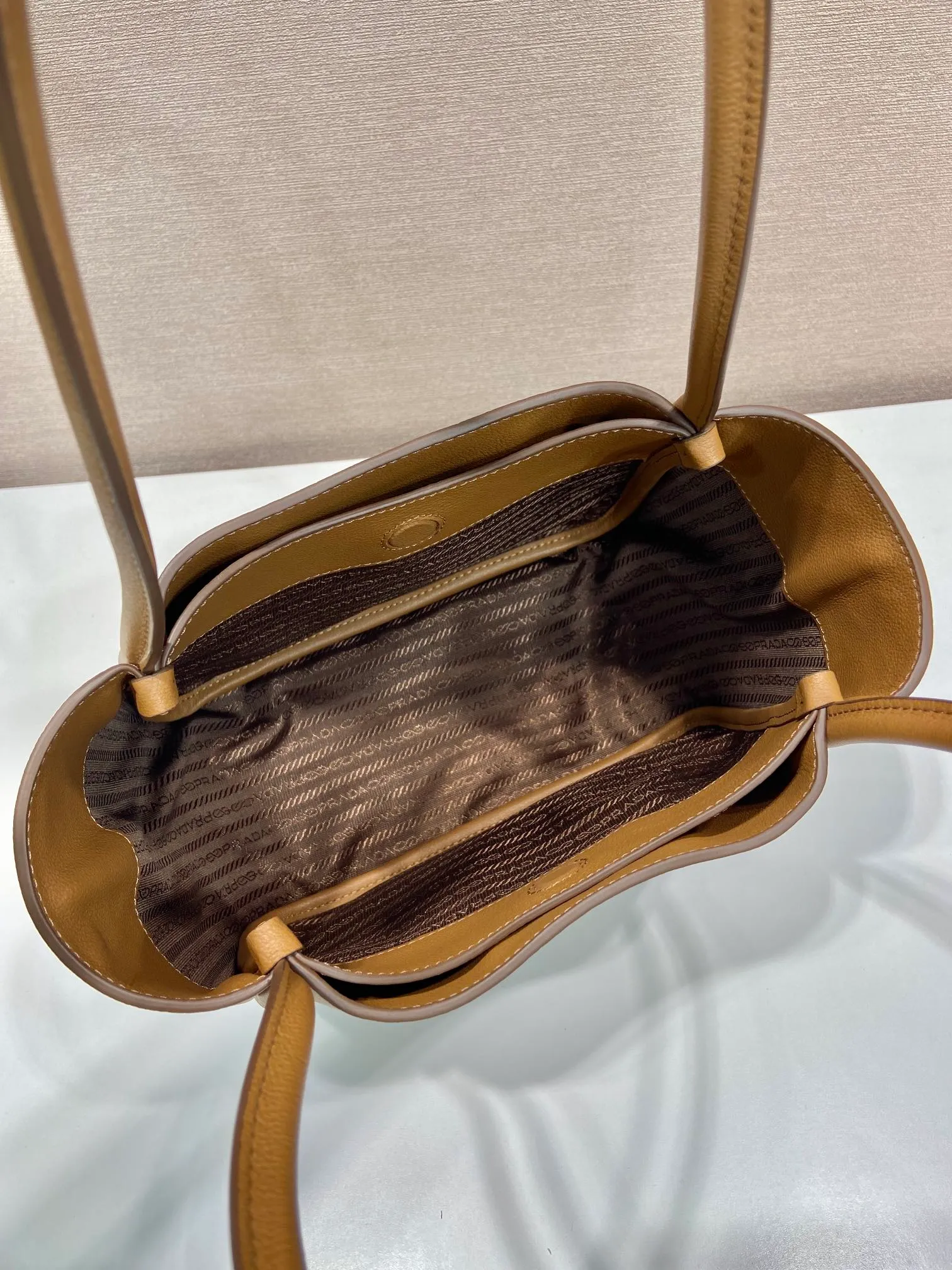 💰1500🎉New product🎉1BG539 shoulder style🎉🎉 This shoulder style is made of oral calfskin and top-grade hardware. It can be carried by hand or carried on the shoulder. It is equipped with 2 compartments in the front and back panels. It has a large capacity, is simple and practical, and has a beautiful upper body effect. Babies. Hurry up and get it🎉🎉 Length 25x Height 18.5x Bottom 12.5cm🎉🎉🎉👏👏👏