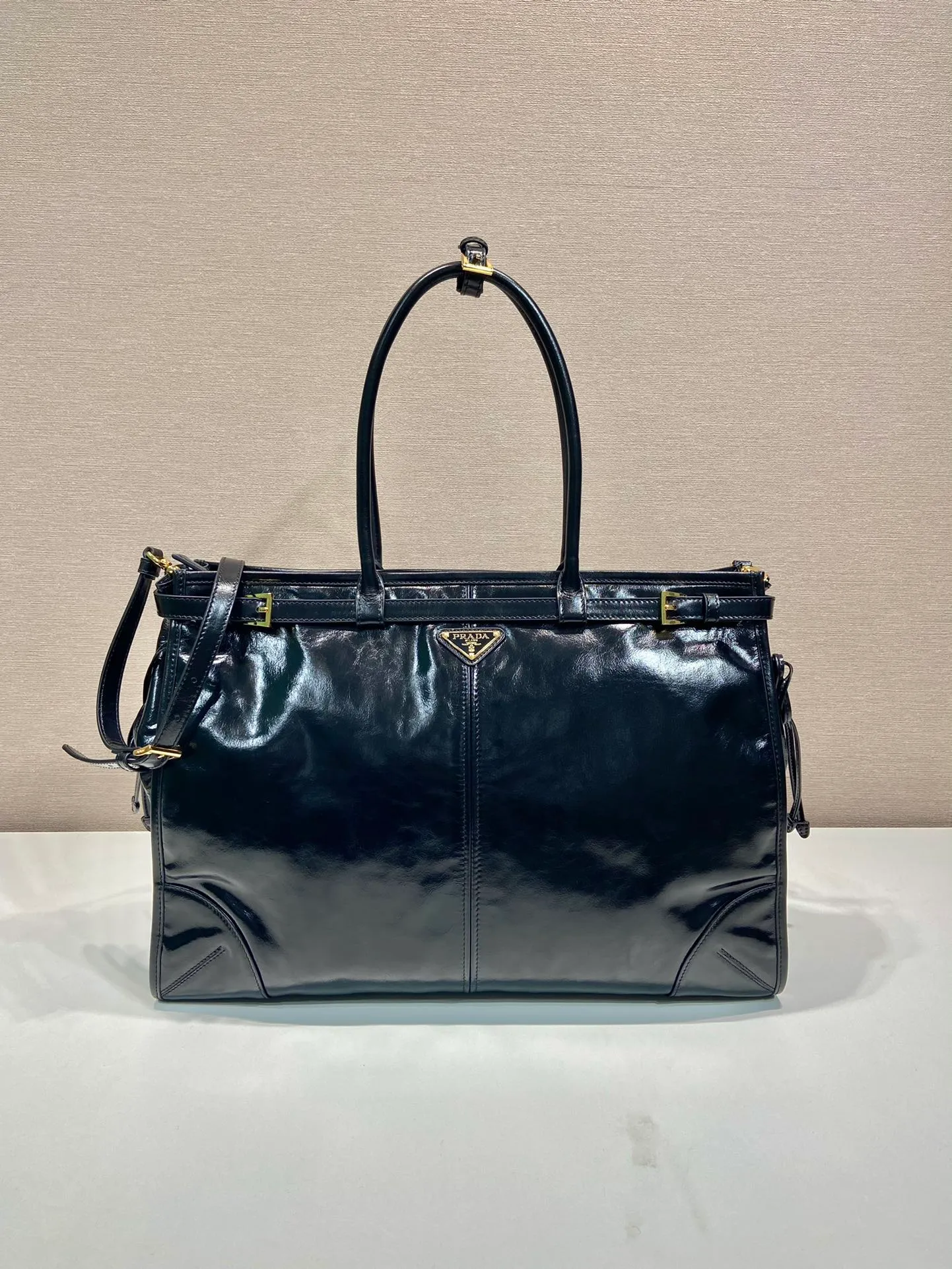 💰2160🎉LusSolf Oil Wax Skin🎉1BA439 Extra Large🎉🎉 This hand-held crossbody bag is made of imported waxed leather. Its shiny color exudes a classic atmosphere. It is equipped with a detachable and adjustable long shoulder strap, which is convenient for matching on different occasions. It has a very large capacity and is easy to use. It is definitely a must-have for fashionistas. Hurry up and take this retro-style handbag home! Length 42x Height 30x Bottom 12cm🎉🎉🎉👏👏👏