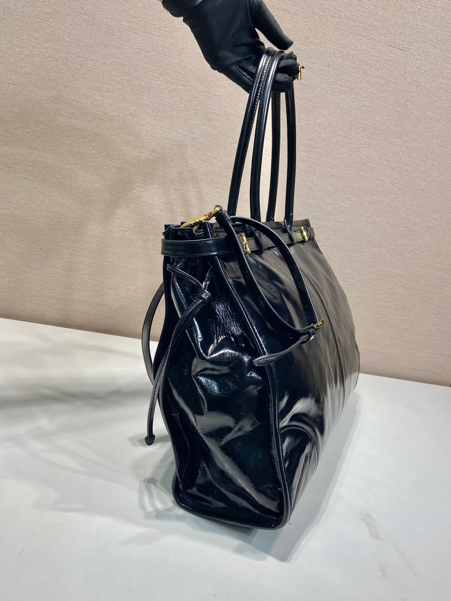 💰2160🎉LusSolf Oil Wax Skin🎉1BA439 Extra Large🎉🎉 This hand-held crossbody bag is made of imported waxed leather. Its shiny color exudes a classic atmosphere. It is equipped with a detachable and adjustable long shoulder strap, which is convenient for matching on different occasions. It has a very large capacity and is easy to use. It is definitely a must-have for fashionistas. Hurry up and take this retro-style handbag home! Length 42x Height 30x Bottom 12cm🎉🎉🎉👏👏👏