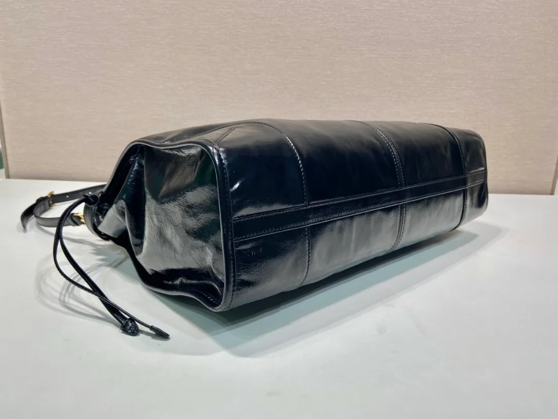 💰2160🎉LusSolf Oil Wax Skin🎉1BA439 Extra Large🎉🎉 This hand-held crossbody bag is made of imported waxed leather. Its shiny color exudes a classic atmosphere. It is equipped with a detachable and adjustable long shoulder strap, which is convenient for matching on different occasions. It has a very large capacity and is easy to use. It is definitely a must-have for fashionistas. Hurry up and take this retro-style handbag home! Length 42x Height 30x Bottom 12cm🎉🎉🎉👏👏👏