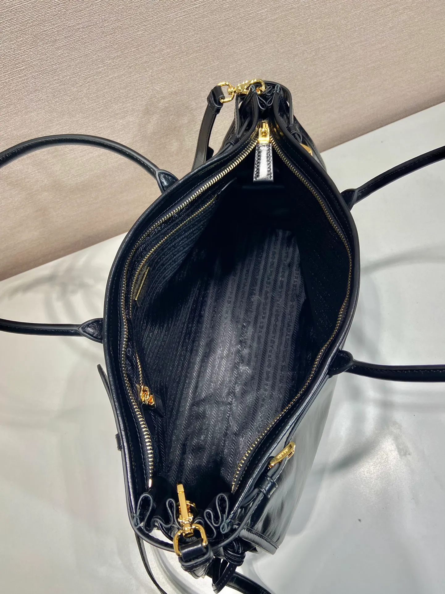 💰2160🎉LusSolf Oil Wax Skin🎉1BA439 Extra Large🎉🎉 This hand-held crossbody bag is made of imported waxed leather. Its shiny color exudes a classic atmosphere. It is equipped with a detachable and adjustable long shoulder strap, which is convenient for matching on different occasions. It has a very large capacity and is easy to use. It is definitely a must-have for fashionistas. Hurry up and take this retro-style handbag home! Length 42x Height 30x Bottom 12cm🎉🎉🎉👏👏👏