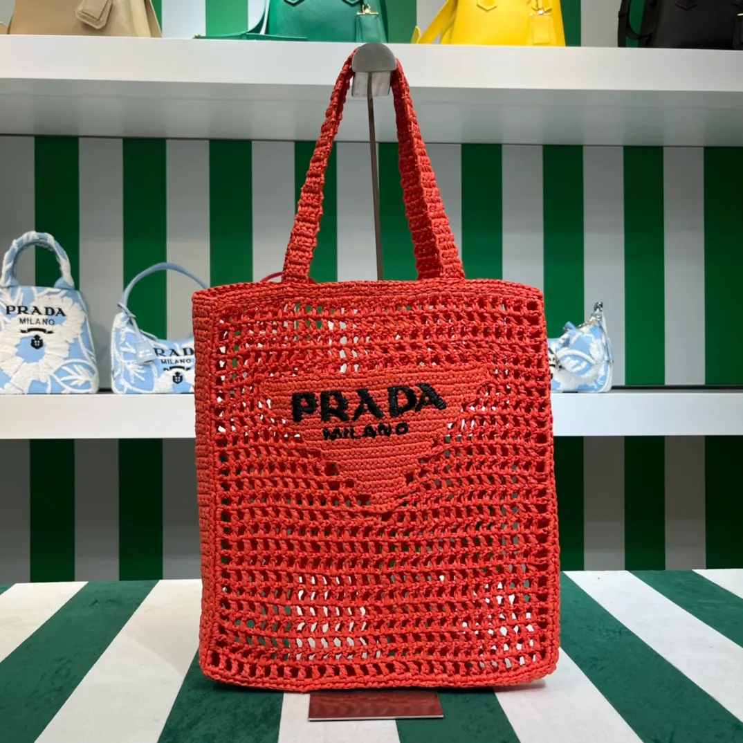 💰1160 Raffia Upgraded Version/Shrimp Orange🦐 𝗣𝗿'𝗮𝗱𝗮Raffia Fiber Tote Bag Made of high-quality imported raffia🌿 Purely handmade! Every craftsman makes it with care and crochets it stitch by stitch! How can summer outings, picnics, and photo shoots be complete without a beautiful, lightweight and chic straw bag? 393 Size: 36×4×38cm