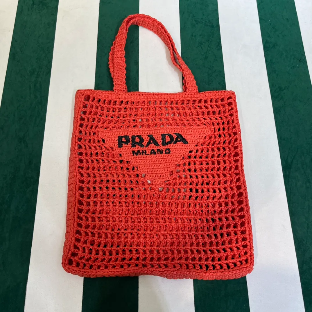 💰1160 Raffia Upgraded Version/Shrimp Orange🦐 𝗣𝗿'𝗮𝗱𝗮Raffia Fiber Tote Bag Made of high-quality imported raffia🌿 Purely handmade! Every craftsman makes it with care and crochets it stitch by stitch! How can summer outings, picnics, and photo shoots be complete without a beautiful, lightweight and chic straw bag? 393 Size: 36×4×38cm