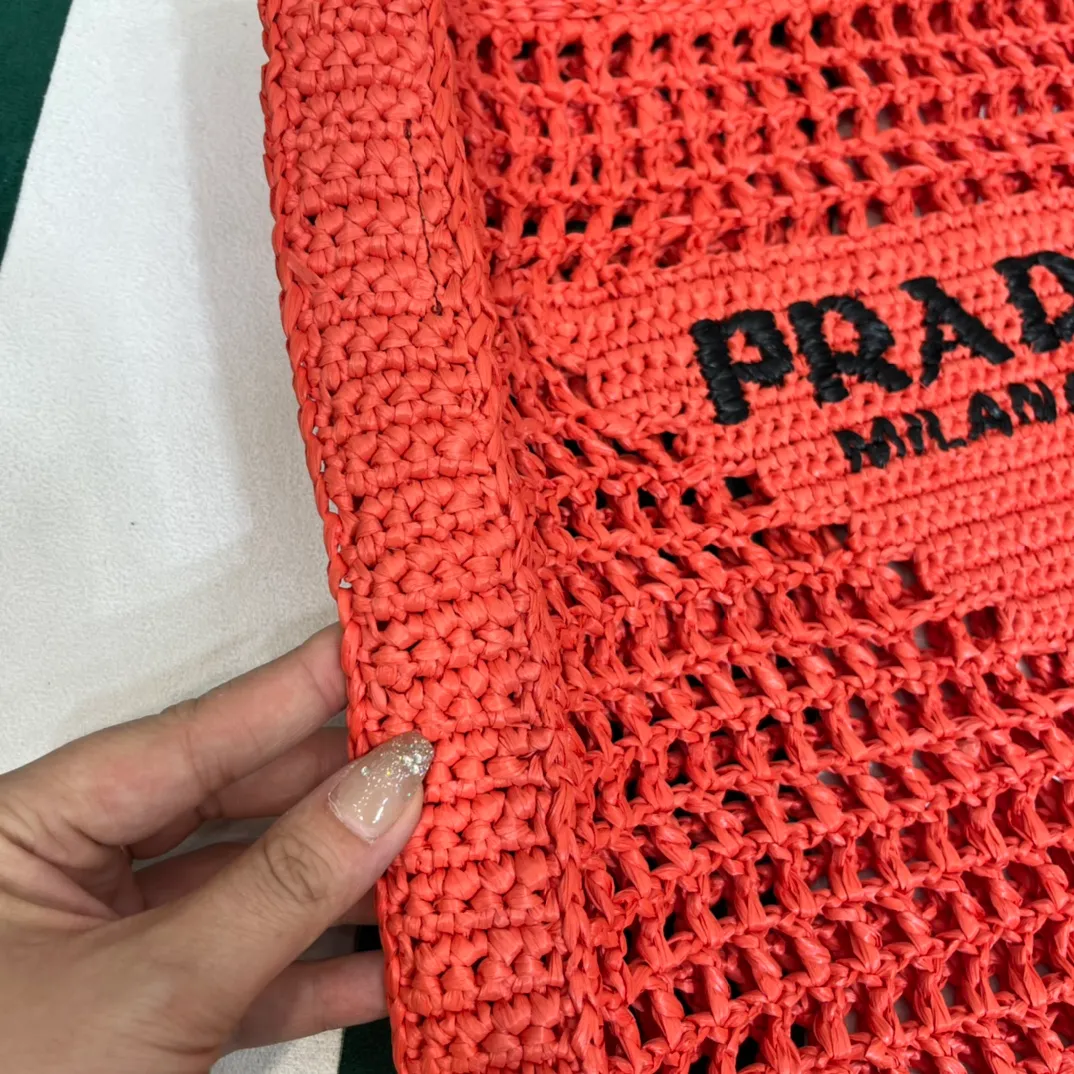 💰1160 Raffia Upgraded Version/Shrimp Orange🦐 𝗣𝗿'𝗮𝗱𝗮Raffia Fiber Tote Bag Made of high-quality imported raffia🌿 Purely handmade! Every craftsman makes it with care and crochets it stitch by stitch! How can summer outings, picnics, and photo shoots be complete without a beautiful, lightweight and chic straw bag? 393 Size: 36×4×38cm