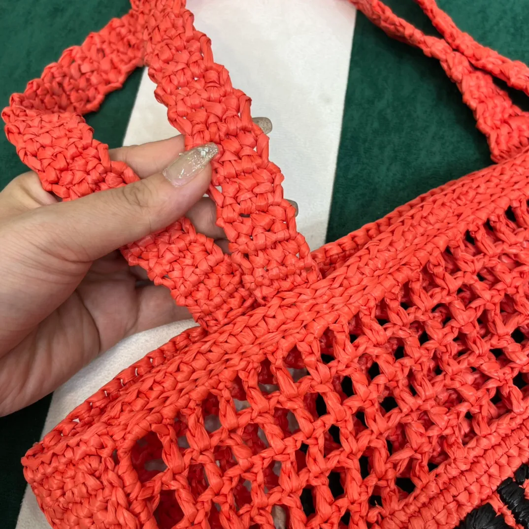 💰1160 Raffia Upgraded Version/Shrimp Orange🦐 𝗣𝗿'𝗮𝗱𝗮Raffia Fiber Tote Bag Made of high-quality imported raffia🌿 Purely handmade! Every craftsman makes it with care and crochets it stitch by stitch! How can summer outings, picnics, and photo shoots be complete without a beautiful, lightweight and chic straw bag? 393 Size: 36×4×38cm