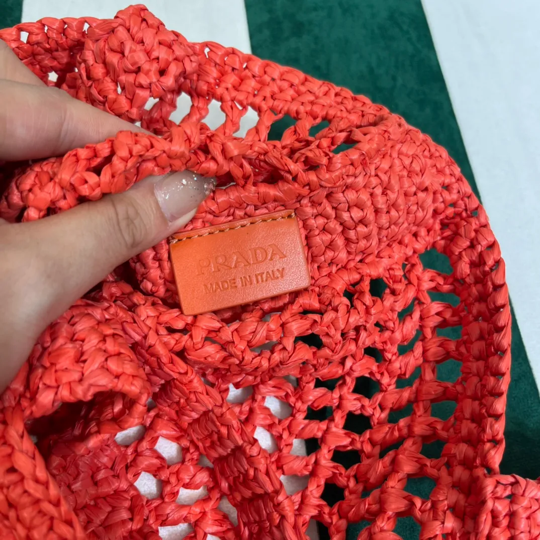 💰1160 Raffia Upgraded Version/Shrimp Orange🦐 𝗣𝗿'𝗮𝗱𝗮Raffia Fiber Tote Bag Made of high-quality imported raffia🌿 Purely handmade! Every craftsman makes it with care and crochets it stitch by stitch! How can summer outings, picnics, and photo shoots be complete without a beautiful, lightweight and chic straw bag? 393 Size: 36×4×38cm