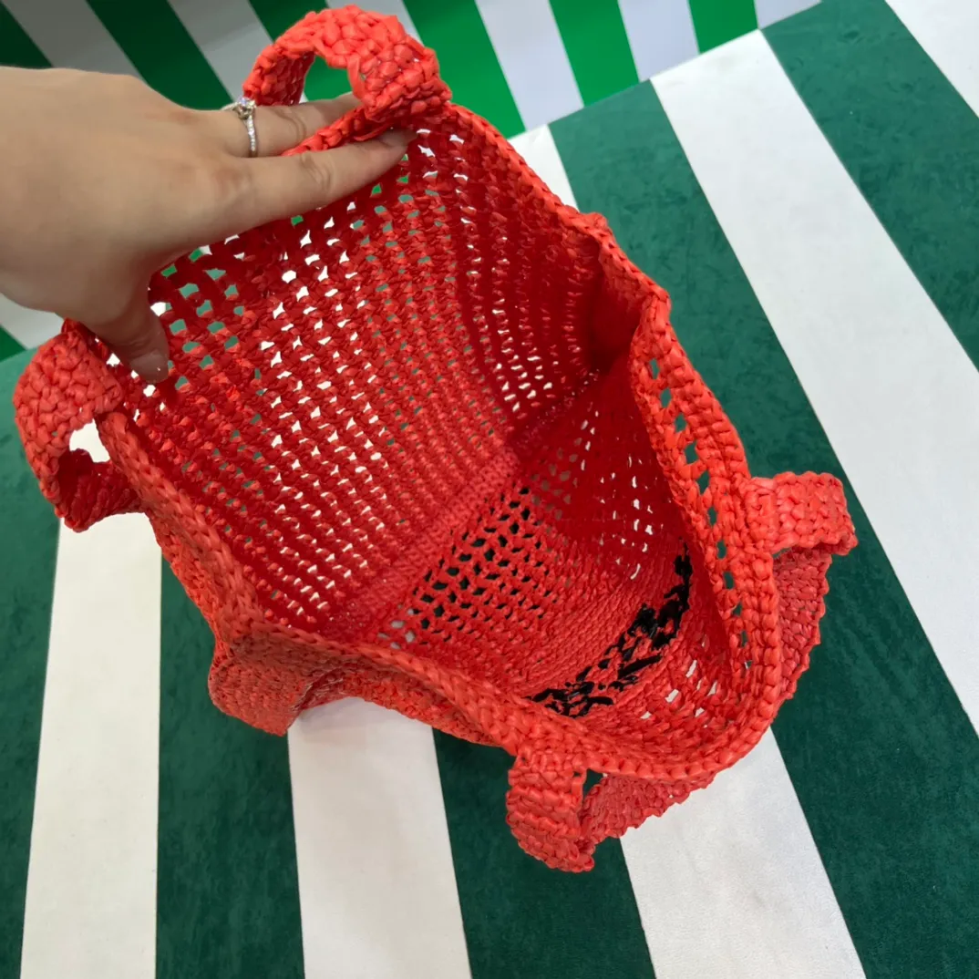 💰1160 Raffia Upgraded Version/Shrimp Orange🦐 𝗣𝗿'𝗮𝗱𝗮Raffia Fiber Tote Bag Made of high-quality imported raffia🌿 Purely handmade! Every craftsman makes it with care and crochets it stitch by stitch! How can summer outings, picnics, and photo shoots be complete without a beautiful, lightweight and chic straw bag? 393 Size: 36×4×38cm
