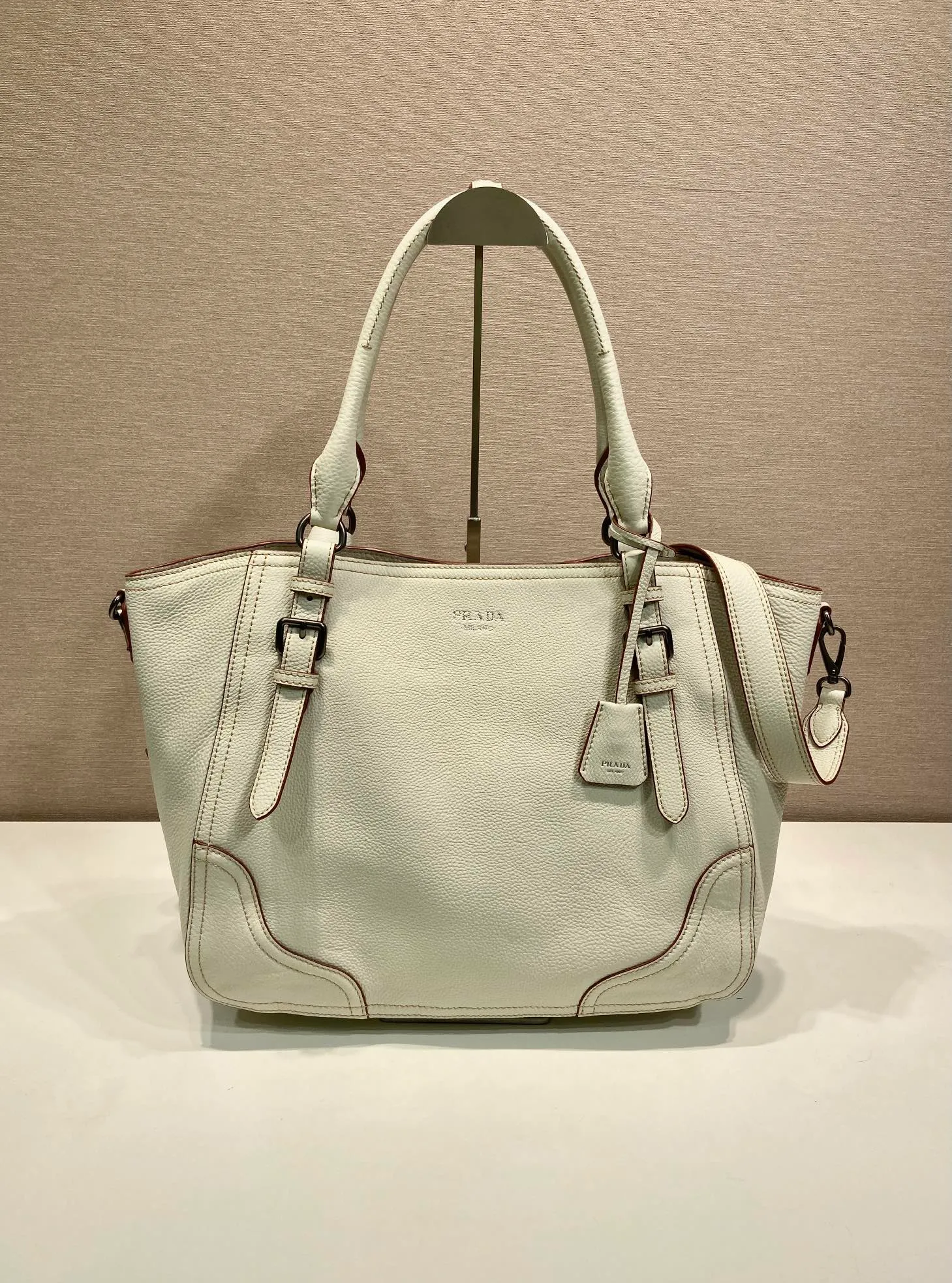 💰2040🎉New Arrival🎉1BG602🎉🎉 This tote bag marks a return to the roots of our DNA, with a design reminiscent of travel themes. The loose, functional silhouette is made from richly textured leather with irregular textures for a natural yet refined effect. Leather handles Removable and adjustable buckskin shoulder strap with embossed letter logo on the front Magnetic closure, nylon lining with logo, two pockets, one of which is zippered, large capacity, another timeless and popular style, get it now 🎉🎉 Length 38x Height 32x Bottom 14cm🎉🎉🎉💰💰💰