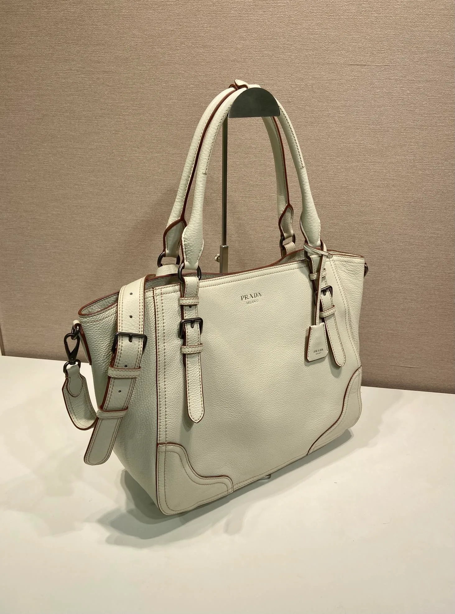 💰2040🎉New Arrival🎉1BG602🎉🎉 This tote bag marks a return to the roots of our DNA, with a design reminiscent of travel themes. The loose, functional silhouette is made from richly textured leather with irregular textures for a natural yet refined effect. Leather handles Removable and adjustable buckskin shoulder strap with embossed letter logo on the front Magnetic closure, nylon lining with logo, two pockets, one of which is zippered, large capacity, another timeless and popular style, get it now 🎉🎉 Length 38x Height 32x Bottom 14cm🎉🎉🎉💰💰💰