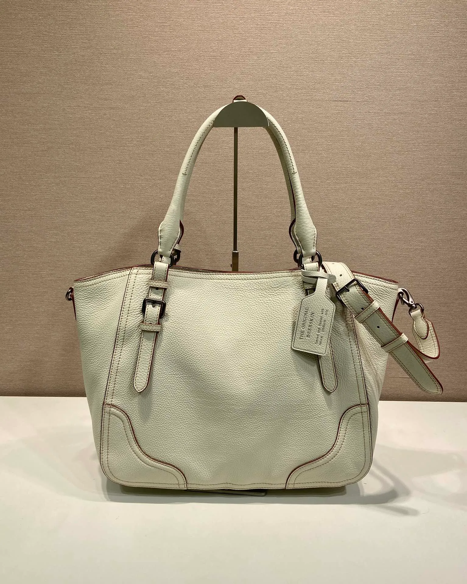 💰2040🎉New Arrival🎉1BG602🎉🎉 This tote bag marks a return to the roots of our DNA, with a design reminiscent of travel themes. The loose, functional silhouette is made from richly textured leather with irregular textures for a natural yet refined effect. Leather handles Removable and adjustable buckskin shoulder strap with embossed letter logo on the front Magnetic closure, nylon lining with logo, two pockets, one of which is zippered, large capacity, another timeless and popular style, get it now 🎉🎉 Length 38x Height 32x Bottom 14cm🎉🎉🎉💰💰💰