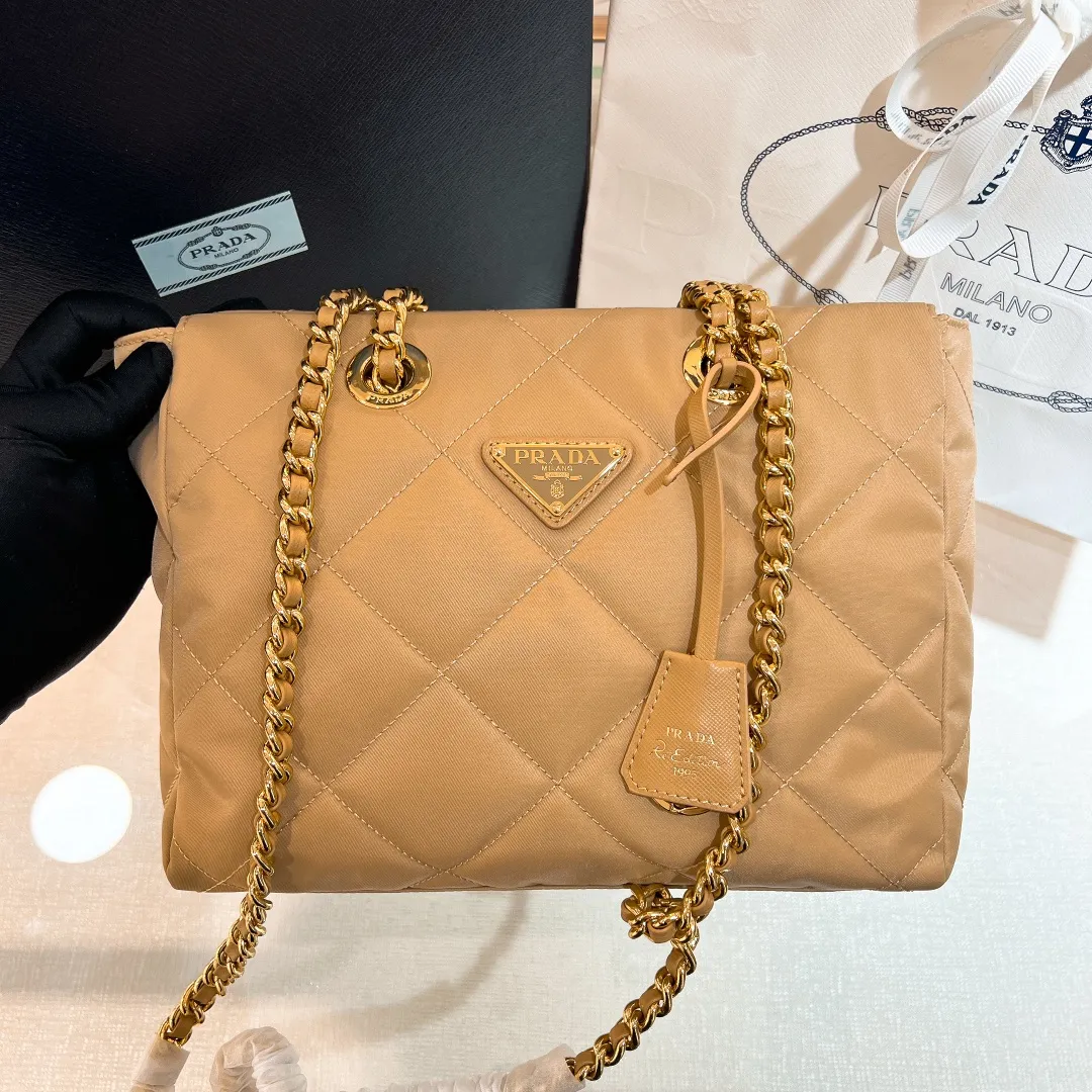 💰1120✨New product launch✨Middle-hand series chain shoulder bag/tramp bag Re-Edition19951BG468 The most fashionable retro bag type in the middle-hand series. The gold size is 25cm, suitable for fairies of all heights. It is super versatile and good-looking. Fashionable people must buy it! It is not only practical, lightweight, but also good-looking. It has a super large capacity. It has a triangle brand name + waterproof parachute nylon. The rhombus pattern adds a high quality. It is paired with a black gold chain and mixed leather shoulder strap. It is versatile and exquisite. It is ok for daily commuting and travel and vacation. It is simply great👏... Size: 25*19*7cm