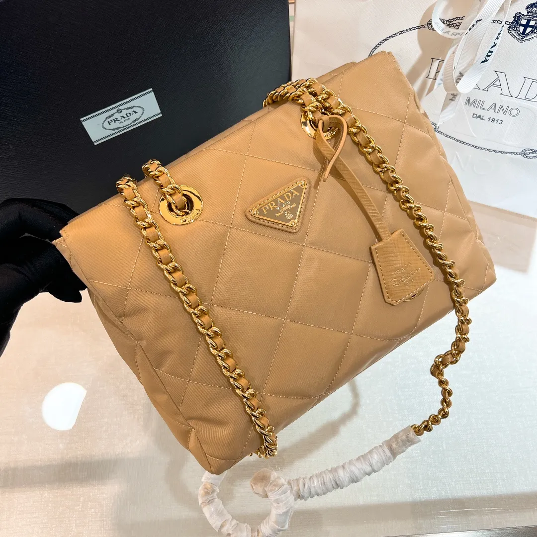 💰1120✨New product launch✨Middle-hand series chain shoulder bag/tramp bag Re-Edition19951BG468 The most fashionable retro bag type in the middle-hand series. The gold size is 25cm, suitable for fairies of all heights. It is super versatile and good-looking. Fashionable people must buy it! It is not only practical, lightweight, but also good-looking. It has a super large capacity. It has a triangle brand name + waterproof parachute nylon. The rhombus pattern adds a high quality. It is paired with a black gold chain and mixed leather shoulder strap. It is versatile and exquisite. It is ok for daily commuting and travel and vacation. It is simply great👏... Size: 25*19*7cm