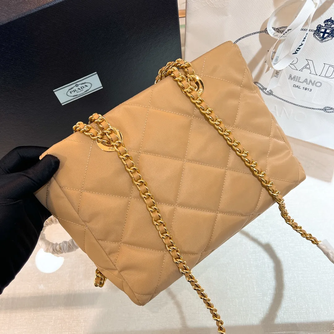 💰1120✨New product launch✨Middle-hand series chain shoulder bag/tramp bag Re-Edition19951BG468 The most fashionable retro bag type in the middle-hand series. The gold size is 25cm, suitable for fairies of all heights. It is super versatile and good-looking. Fashionable people must buy it! It is not only practical, lightweight, but also good-looking. It has a super large capacity. It has a triangle brand name + waterproof parachute nylon. The rhombus pattern adds a high quality. It is paired with a black gold chain and mixed leather shoulder strap. It is versatile and exquisite. It is ok for daily commuting and travel and vacation. It is simply great👏... Size: 25*19*7cm