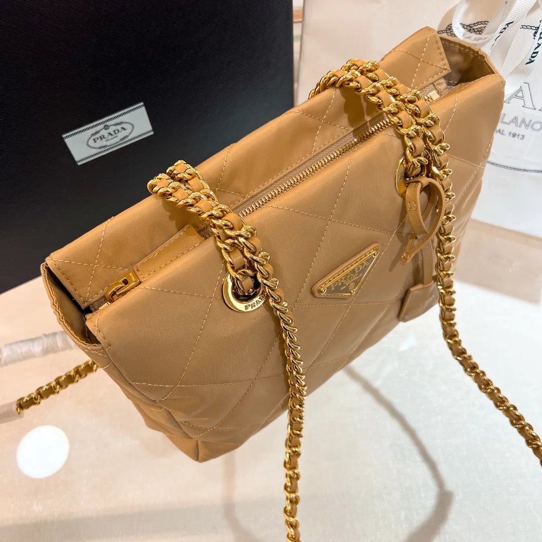 💰1120✨New product launch✨Middle-hand series chain shoulder bag/tramp bag Re-Edition19951BG468 The most fashionable retro bag type in the middle-hand series. The gold size is 25cm, suitable for fairies of all heights. It is super versatile and good-looking. Fashionable people must buy it! It is not only practical, lightweight, but also good-looking. It has a super large capacity. It has a triangle brand name + waterproof parachute nylon. The rhombus pattern adds a high quality. It is paired with a black gold chain and mixed leather shoulder strap. It is versatile and exquisite. It is ok for daily commuting and travel and vacation. It is simply great👏... Size: 25*19*7cm