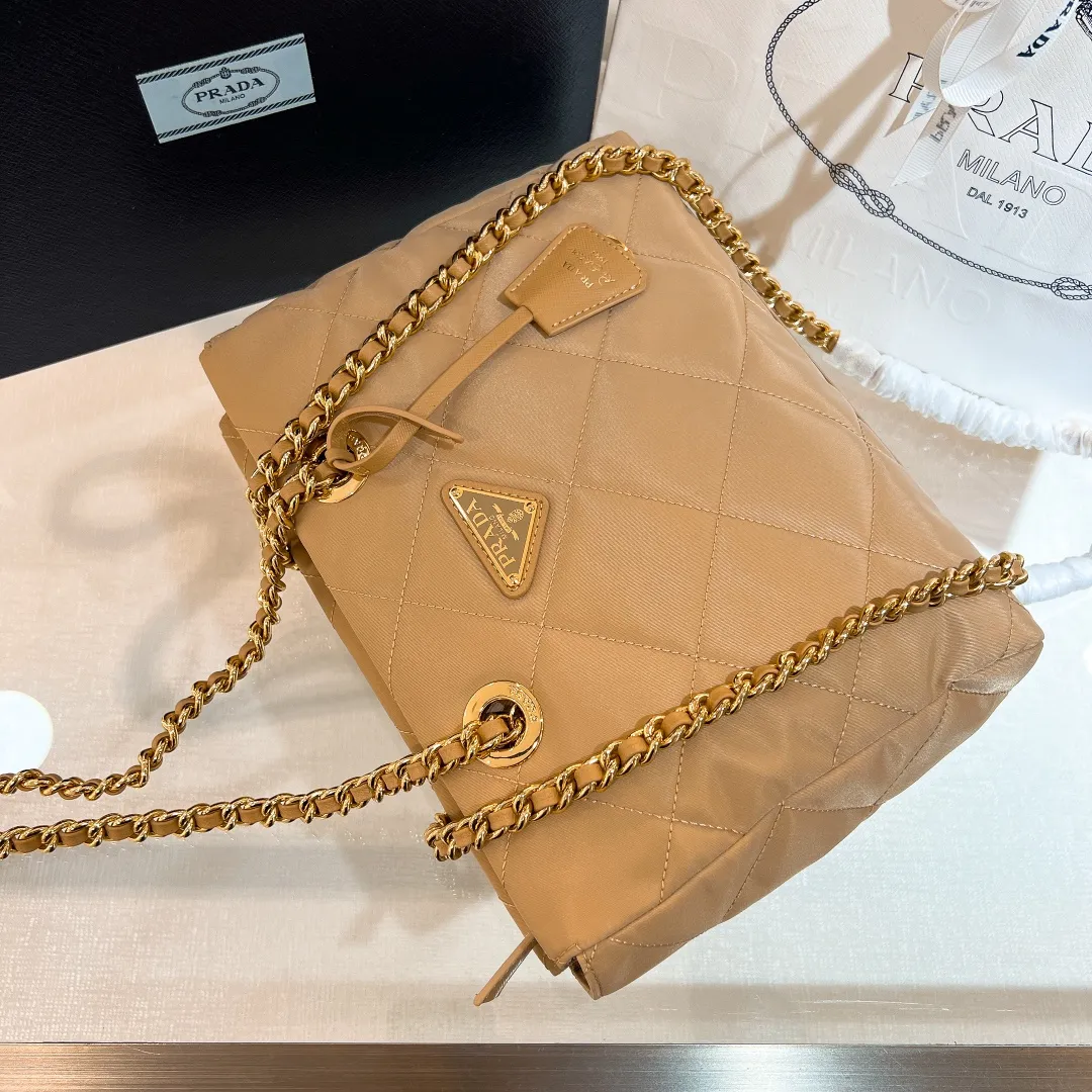 💰1120✨New product launch✨Middle-hand series chain shoulder bag/tramp bag Re-Edition19951BG468 The most fashionable retro bag type in the middle-hand series. The gold size is 25cm, suitable for fairies of all heights. It is super versatile and good-looking. Fashionable people must buy it! It is not only practical, lightweight, but also good-looking. It has a super large capacity. It has a triangle brand name + waterproof parachute nylon. The rhombus pattern adds a high quality. It is paired with a black gold chain and mixed leather shoulder strap. It is versatile and exquisite. It is ok for daily commuting and travel and vacation. It is simply great👏... Size: 25*19*7cm
