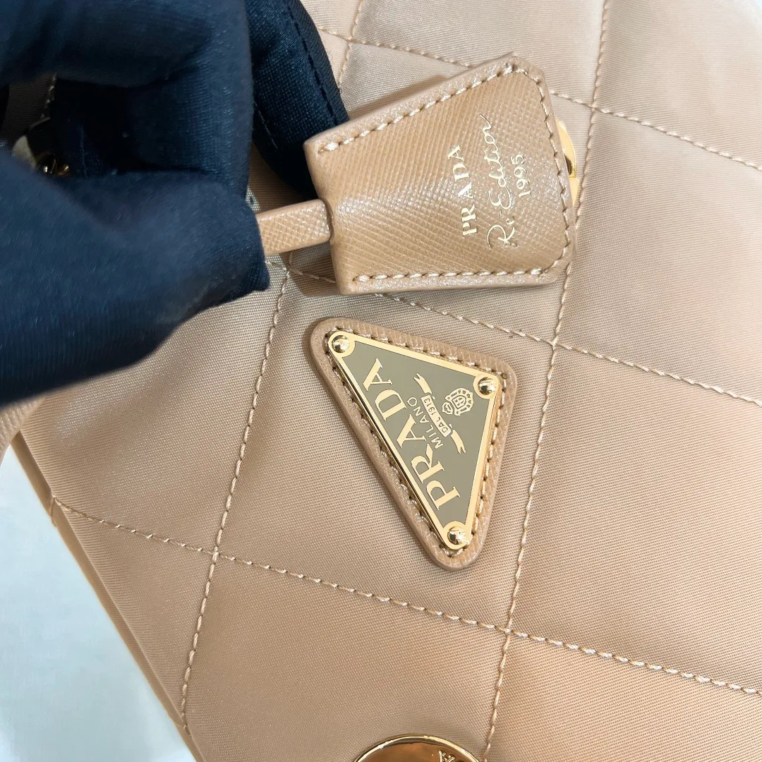 💰1120✨New product launch✨Middle-hand series chain shoulder bag/tramp bag Re-Edition19951BG468 The most fashionable retro bag type in the middle-hand series. The gold size is 25cm, suitable for fairies of all heights. It is super versatile and good-looking. Fashionable people must buy it! It is not only practical, lightweight, but also good-looking. It has a super large capacity. It has a triangle brand name + waterproof parachute nylon. The rhombus pattern adds a high quality. It is paired with a black gold chain and mixed leather shoulder strap. It is versatile and exquisite. It is ok for daily commuting and travel and vacation. It is simply great👏... Size: 25*19*7cm