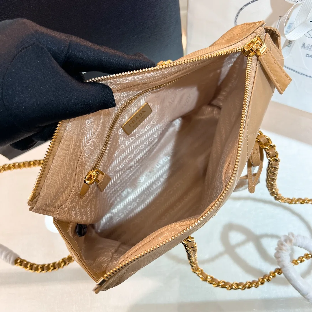💰1120✨New product launch✨Middle-hand series chain shoulder bag/tramp bag Re-Edition19951BG468 The most fashionable retro bag type in the middle-hand series. The gold size is 25cm, suitable for fairies of all heights. It is super versatile and good-looking. Fashionable people must buy it! It is not only practical, lightweight, but also good-looking. It has a super large capacity. It has a triangle brand name + waterproof parachute nylon. The rhombus pattern adds a high quality. It is paired with a black gold chain and mixed leather shoulder strap. It is versatile and exquisite. It is ok for daily commuting and travel and vacation. It is simply great👏... Size: 25*19*7cm