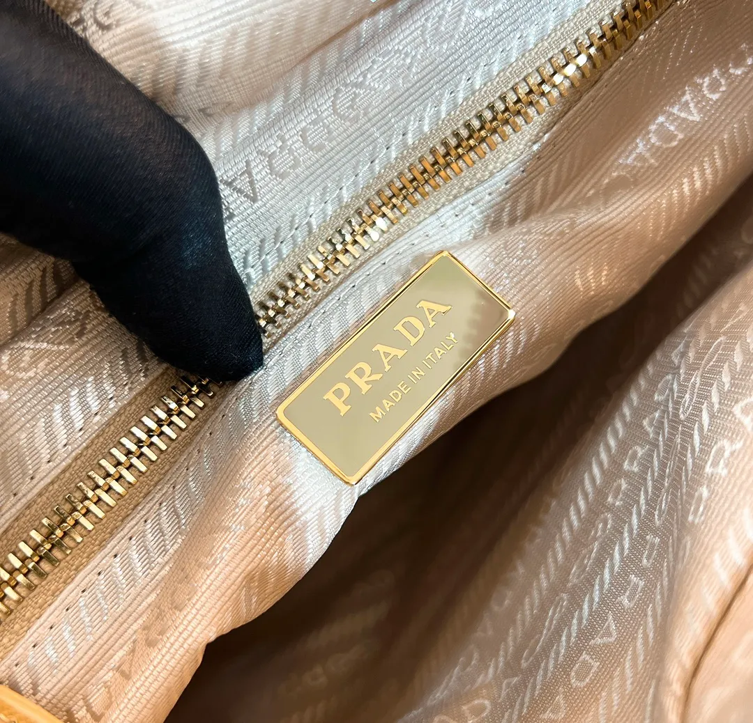 💰1120✨New product launch✨Middle-hand series chain shoulder bag/tramp bag Re-Edition19951BG468 The most fashionable retro bag type in the middle-hand series. The gold size is 25cm, suitable for fairies of all heights. It is super versatile and good-looking. Fashionable people must buy it! It is not only practical, lightweight, but also good-looking. It has a super large capacity. It has a triangle brand name + waterproof parachute nylon. The rhombus pattern adds a high quality. It is paired with a black gold chain and mixed leather shoulder strap. It is versatile and exquisite. It is ok for daily commuting and travel and vacation. It is simply great👏... Size: 25*19*7cm