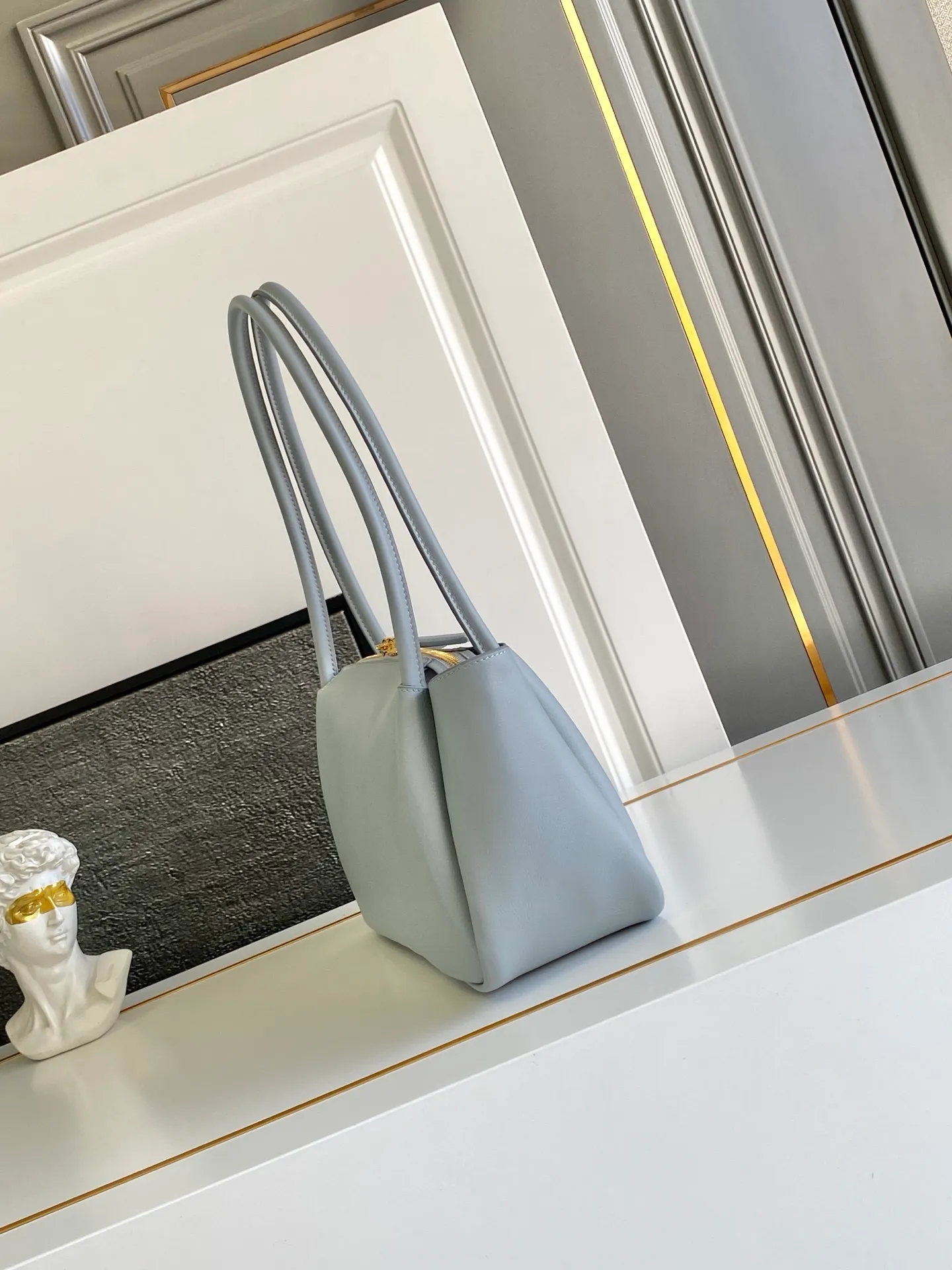 💰1640, new color🌟 🎉New product debut🎉Shoulder style🎉🎉 This shoulder style is made of calfskin, imported lambskin interior, and top-notch hardware. It can be carried by hand or carried on the shoulder. It is equipped with 2 compartments. It has a large capacity, is simple and practical, and has a beautiful upper body effect. Babies. Hurry up and get it🎉🎉 Model: 1BA444 Size: 28x18x11cm