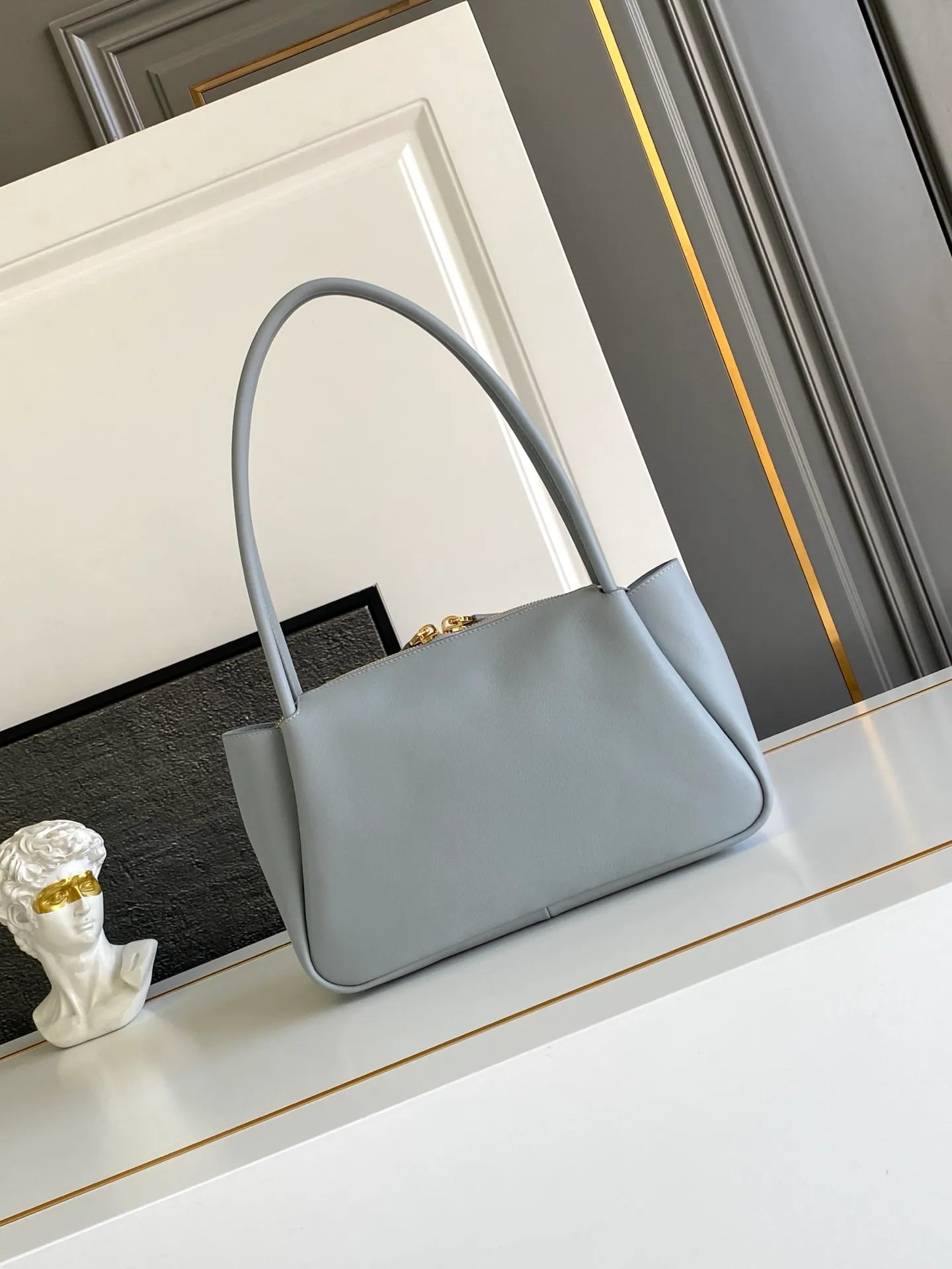 💰1640, new color🌟 🎉New product debut🎉Shoulder style🎉🎉 This shoulder style is made of calfskin, imported lambskin interior, and top-notch hardware. It can be carried by hand or carried on the shoulder. It is equipped with 2 compartments. It has a large capacity, is simple and practical, and has a beautiful upper body effect. Babies. Hurry up and get it🎉🎉 Model: 1BA444 Size: 28x18x11cm