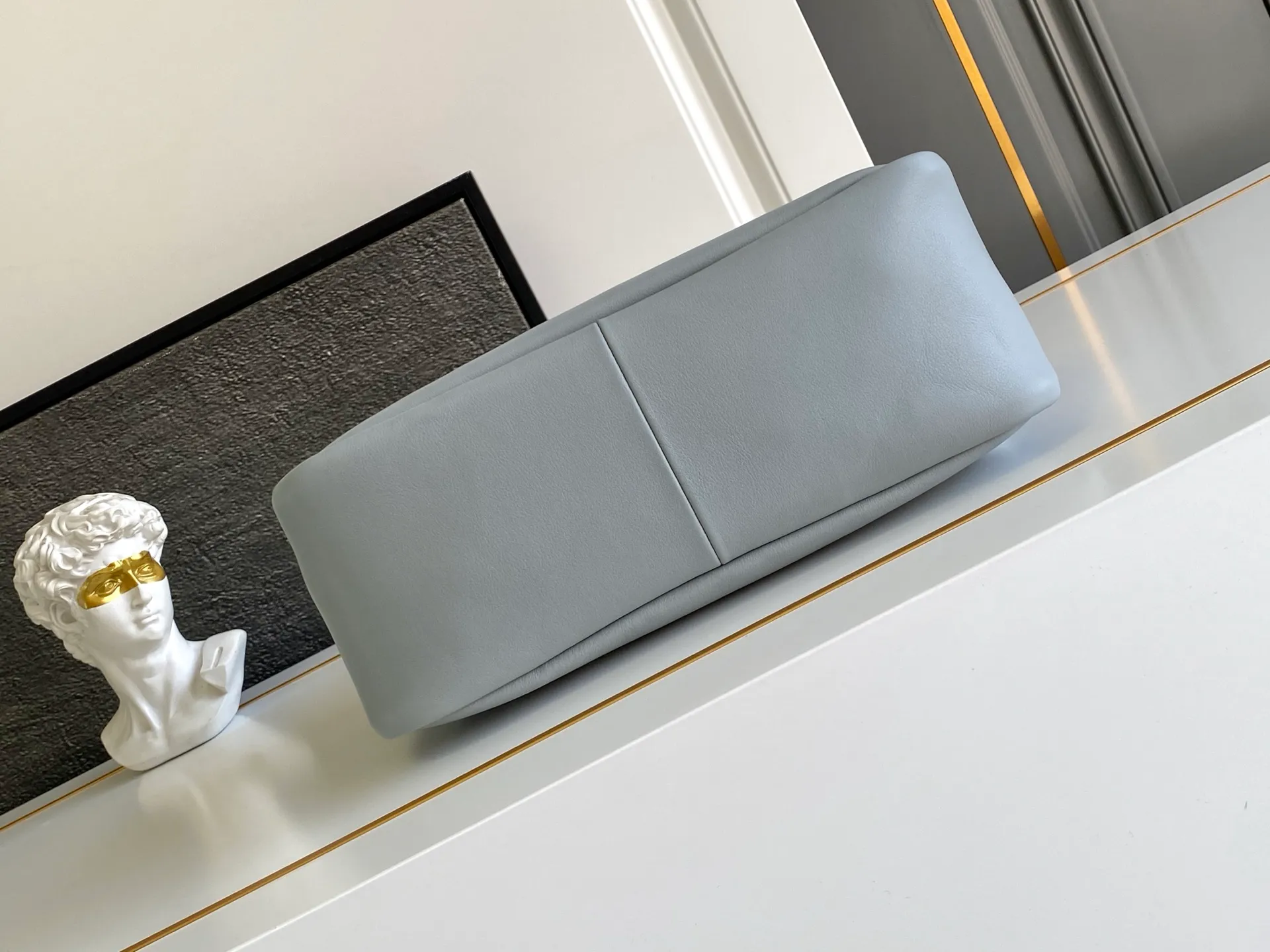 💰1640, new color🌟 🎉New product debut🎉Shoulder style🎉🎉 This shoulder style is made of calfskin, imported lambskin interior, and top-notch hardware. It can be carried by hand or carried on the shoulder. It is equipped with 2 compartments. It has a large capacity, is simple and practical, and has a beautiful upper body effect. Babies. Hurry up and get it🎉🎉 Model: 1BA444 Size: 28x18x11cm