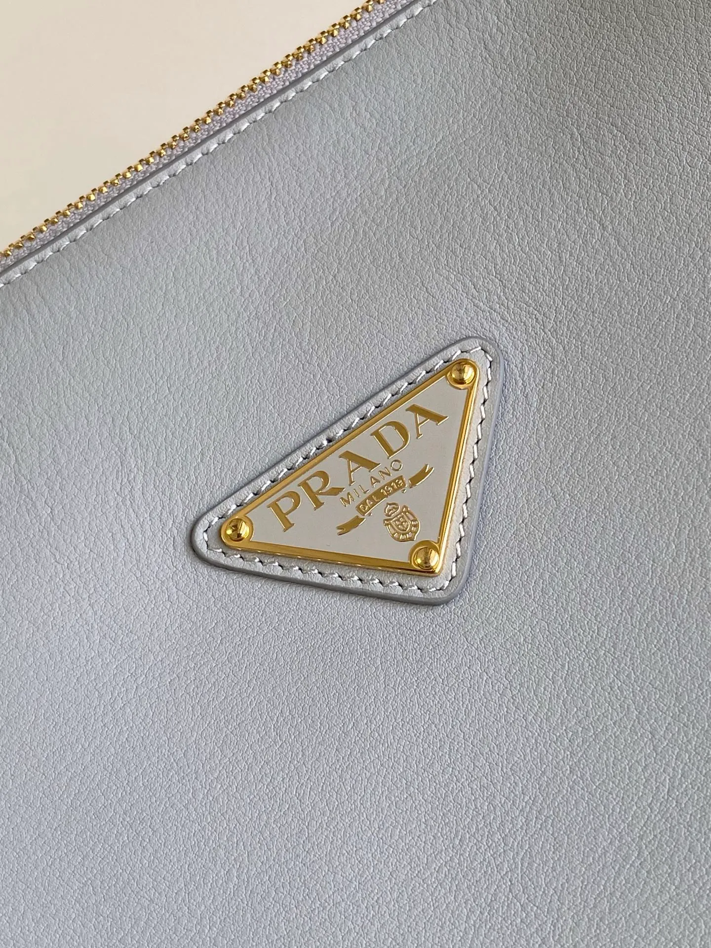 💰1640, new color🌟 🎉New product debut🎉Shoulder style🎉🎉 This shoulder style is made of calfskin, imported lambskin interior, and top-notch hardware. It can be carried by hand or carried on the shoulder. It is equipped with 2 compartments. It has a large capacity, is simple and practical, and has a beautiful upper body effect. Babies. Hurry up and get it🎉🎉 Model: 1BA444 Size: 28x18x11cm