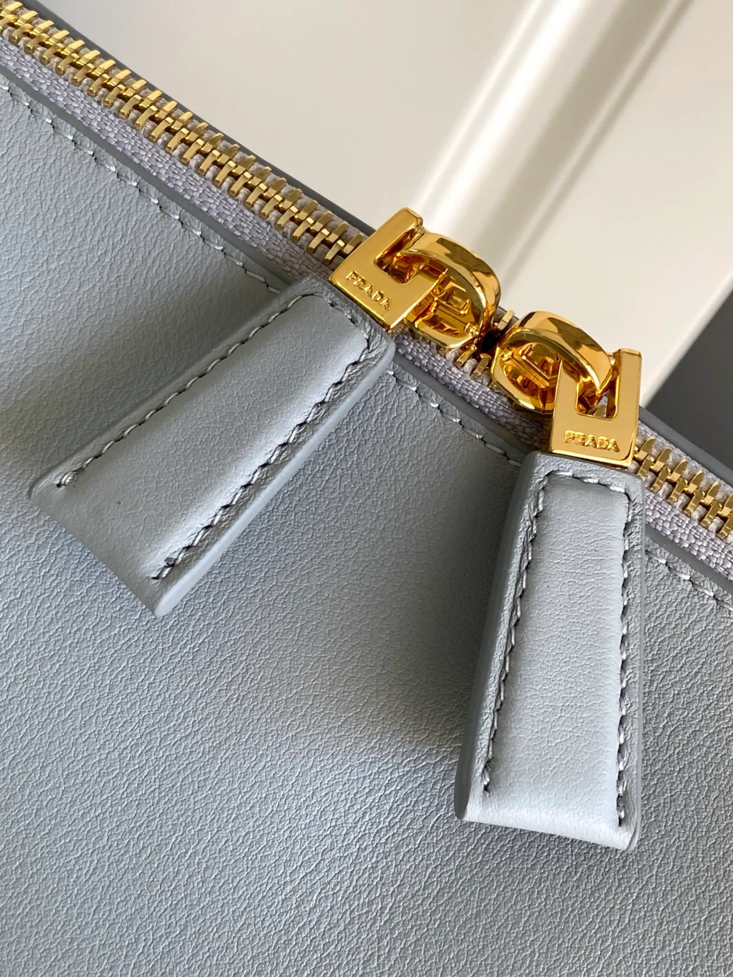 💰1640, new color🌟 🎉New product debut🎉Shoulder style🎉🎉 This shoulder style is made of calfskin, imported lambskin interior, and top-notch hardware. It can be carried by hand or carried on the shoulder. It is equipped with 2 compartments. It has a large capacity, is simple and practical, and has a beautiful upper body effect. Babies. Hurry up and get it🎉🎉 Model: 1BA444 Size: 28x18x11cm