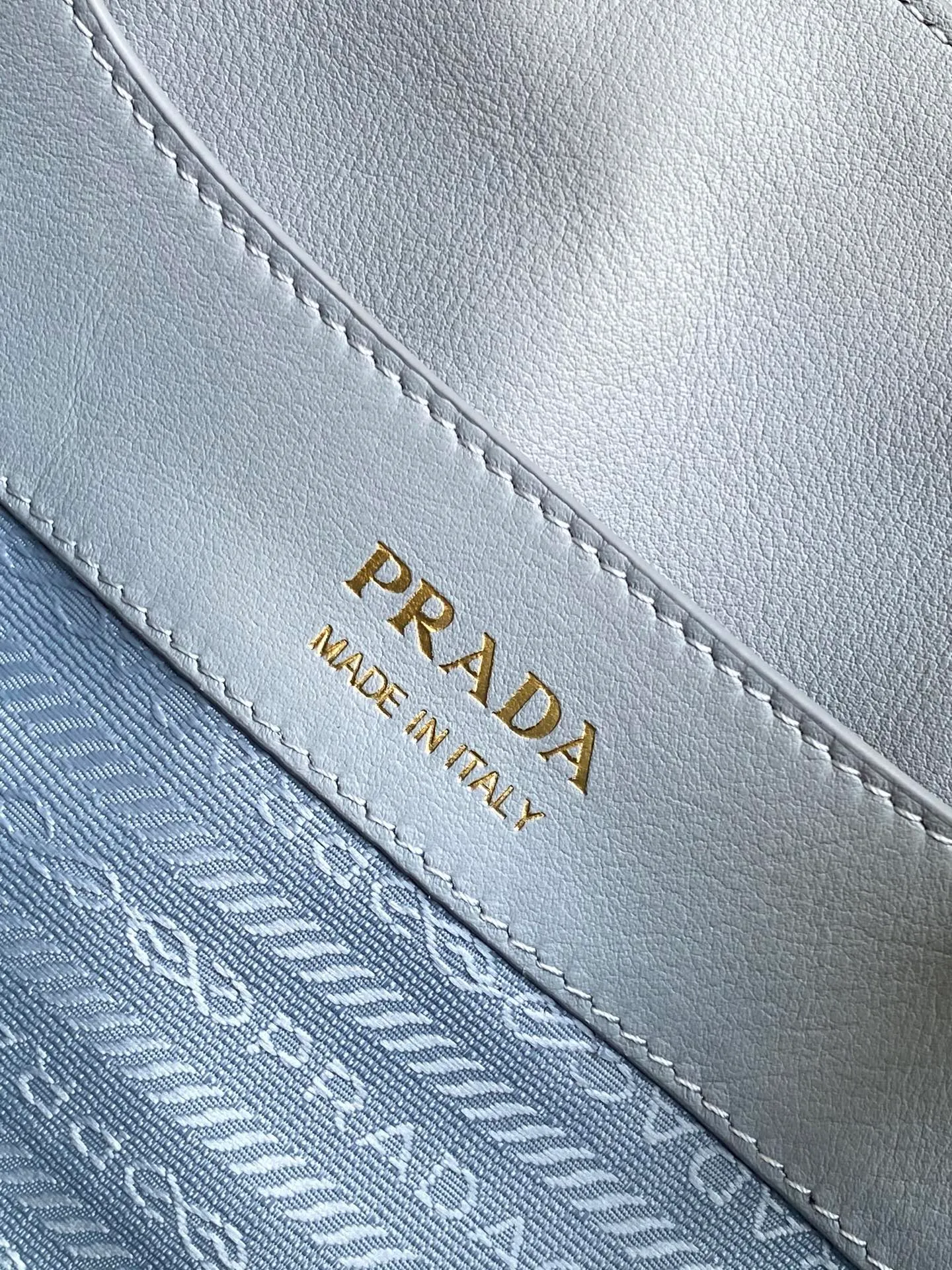 💰1640, new color🌟 🎉New product debut🎉Shoulder style🎉🎉 This shoulder style is made of calfskin, imported lambskin interior, and top-notch hardware. It can be carried by hand or carried on the shoulder. It is equipped with 2 compartments. It has a large capacity, is simple and practical, and has a beautiful upper body effect. Babies. Hurry up and get it🎉🎉 Model: 1BA444 Size: 28x18x11cm