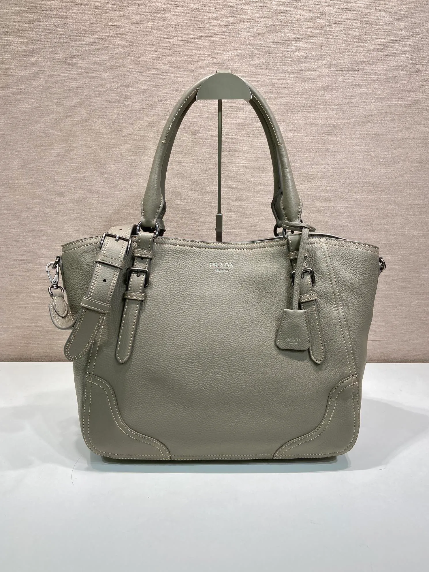 💰2040🎉New Arrival🎉1BG602🎉🎉 This tote bag marks a return to the roots of our DNA, with a design reminiscent of travel themes. The loose, functional silhouette is made from richly textured leather with irregular textures for a natural yet refined effect. Leather handles Removable and adjustable buckskin shoulder strap with embossed letter logo on the front Magnetic closure, nylon lining with logo, two pockets, one of which is zippered, large capacity, another timeless and popular style, get it now 🎉🎉 Length 38x Height 32x Bottom 14cm🎉🎉🎉💰💰💰