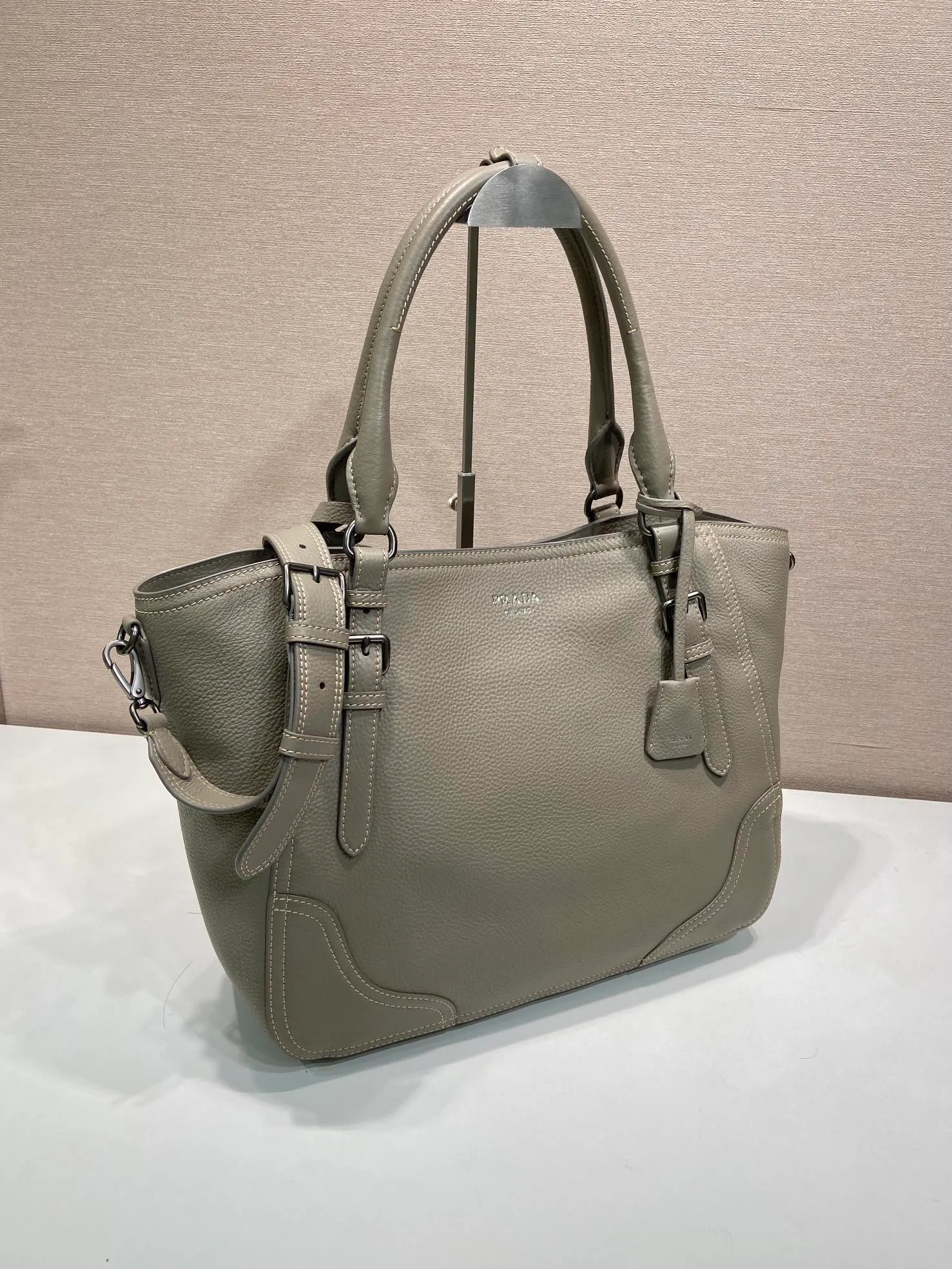 💰2040🎉New Arrival🎉1BG602🎉🎉 This tote bag marks a return to the roots of our DNA, with a design reminiscent of travel themes. The loose, functional silhouette is made from richly textured leather with irregular textures for a natural yet refined effect. Leather handles Removable and adjustable buckskin shoulder strap with embossed letter logo on the front Magnetic closure, nylon lining with logo, two pockets, one of which is zippered, large capacity, another timeless and popular style, get it now 🎉🎉 Length 38x Height 32x Bottom 14cm🎉🎉🎉💰💰💰