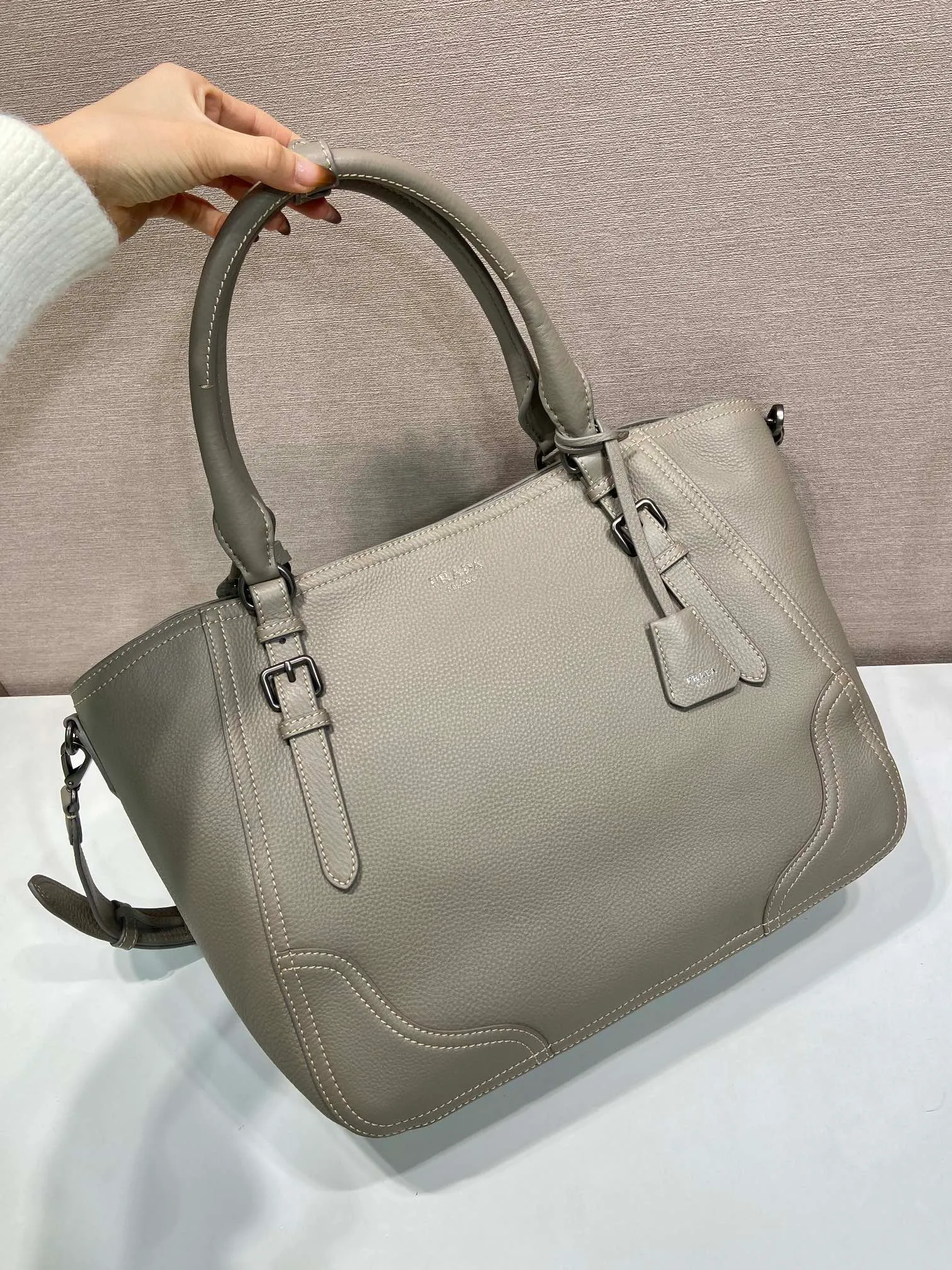 💰2040🎉New Arrival🎉1BG602🎉🎉 This tote bag marks a return to the roots of our DNA, with a design reminiscent of travel themes. The loose, functional silhouette is made from richly textured leather with irregular textures for a natural yet refined effect. Leather handles Removable and adjustable buckskin shoulder strap with embossed letter logo on the front Magnetic closure, nylon lining with logo, two pockets, one of which is zippered, large capacity, another timeless and popular style, get it now 🎉🎉 Length 38x Height 32x Bottom 14cm🎉🎉🎉💰💰💰