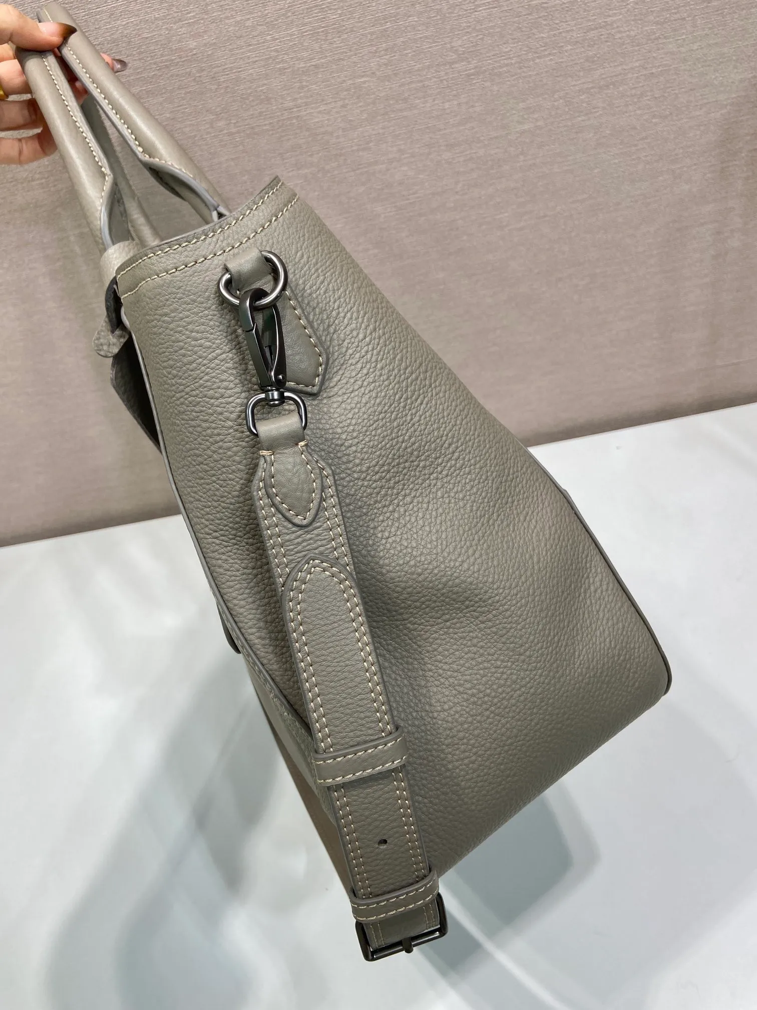💰2040🎉New Arrival🎉1BG602🎉🎉 This tote bag marks a return to the roots of our DNA, with a design reminiscent of travel themes. The loose, functional silhouette is made from richly textured leather with irregular textures for a natural yet refined effect. Leather handles Removable and adjustable buckskin shoulder strap with embossed letter logo on the front Magnetic closure, nylon lining with logo, two pockets, one of which is zippered, large capacity, another timeless and popular style, get it now 🎉🎉 Length 38x Height 32x Bottom 14cm🎉🎉🎉💰💰💰