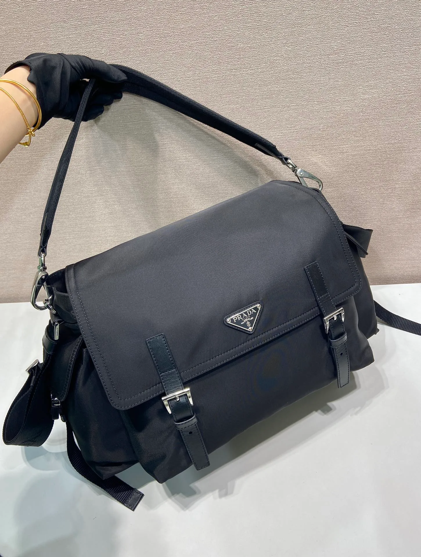 💰1320🎉New Arrival Mail Bag🎉2VD082A-1🎉🎉 This Explore handbag perfectly combines elegance and functionality, with soft lines and multiple pockets. The clamshell design is designed for urban exploration and outdoor adventures, and features a shoulder strap and removable handle for multiple ways of carrying. The combination of regenerated nylon and leather reflects the duality of the design, blending technical details with refined elements. It has a large capacity and is a popular model that will never go out of style. Hurry up and get it🎉🎉 Length 42x Height 22x Bottom 20cm🎉🎉🎉💰💰💰