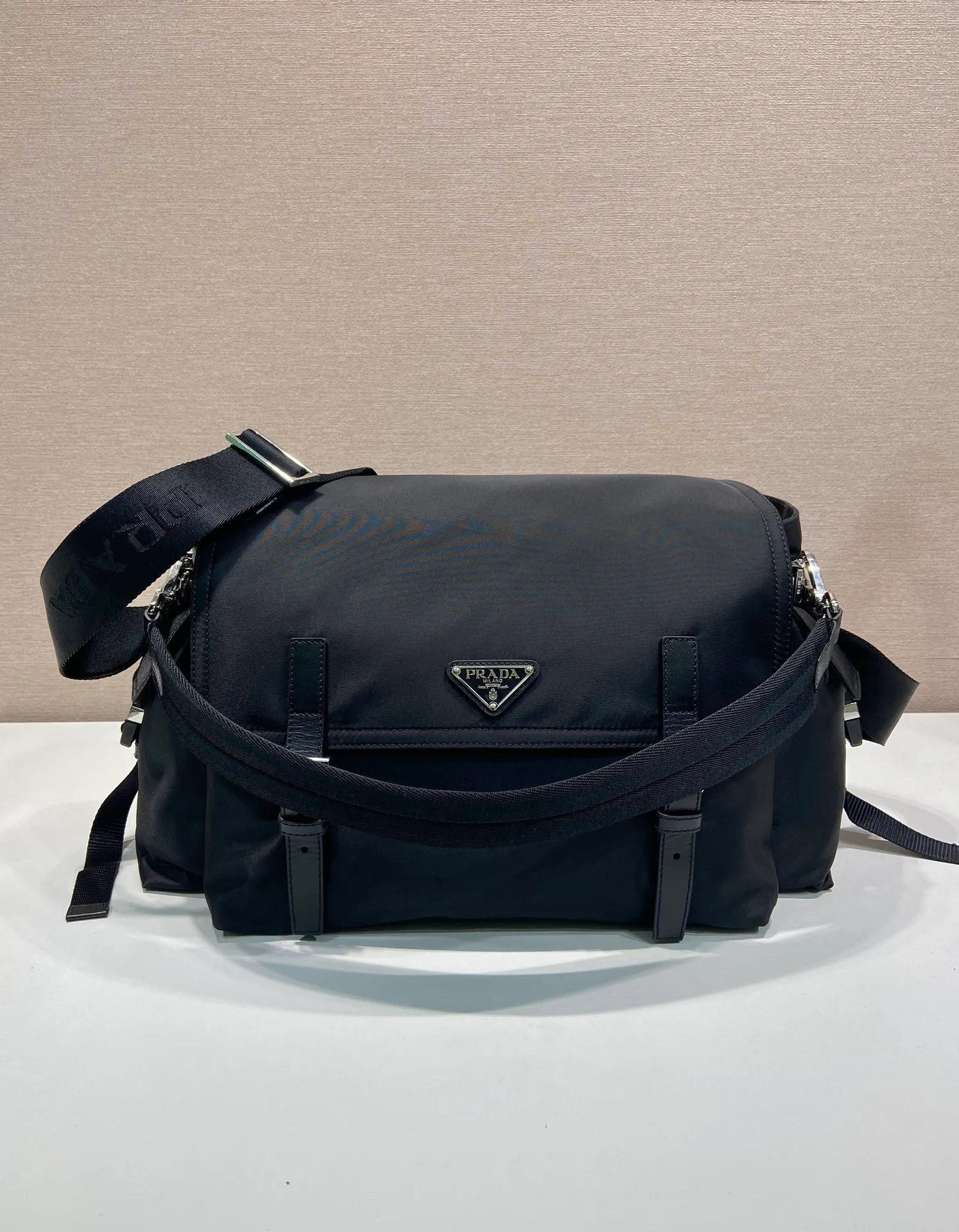 💰1320🎉New Arrival Mail Bag🎉2VD082A-1🎉🎉 This Explore handbag perfectly combines elegance and functionality, with soft lines and multiple pockets. The clamshell design is designed for urban exploration and outdoor adventures, and features a shoulder strap and removable handle for multiple ways of carrying. The combination of regenerated nylon and leather reflects the duality of the design, blending technical details with refined elements. It has a large capacity and is a popular model that will never go out of style. Hurry up and get it🎉🎉 Length 42x Height 22x Bottom 20cm🎉🎉🎉💰💰💰