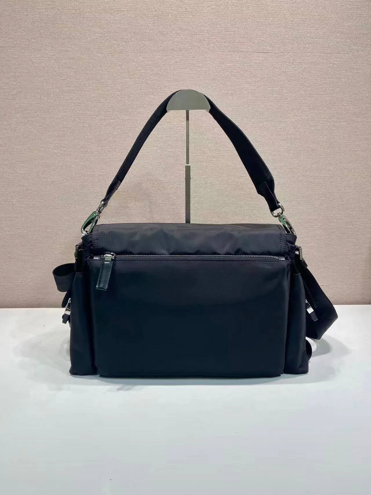 💰1320🎉New Arrival Mail Bag🎉2VD082A-1🎉🎉 This Explore handbag perfectly combines elegance and functionality, with soft lines and multiple pockets. The clamshell design is designed for urban exploration and outdoor adventures, and features a shoulder strap and removable handle for multiple ways of carrying. The combination of regenerated nylon and leather reflects the duality of the design, blending technical details with refined elements. It has a large capacity and is a popular model that will never go out of style. Hurry up and get it🎉🎉 Length 42x Height 22x Bottom 20cm🎉🎉🎉💰💰💰