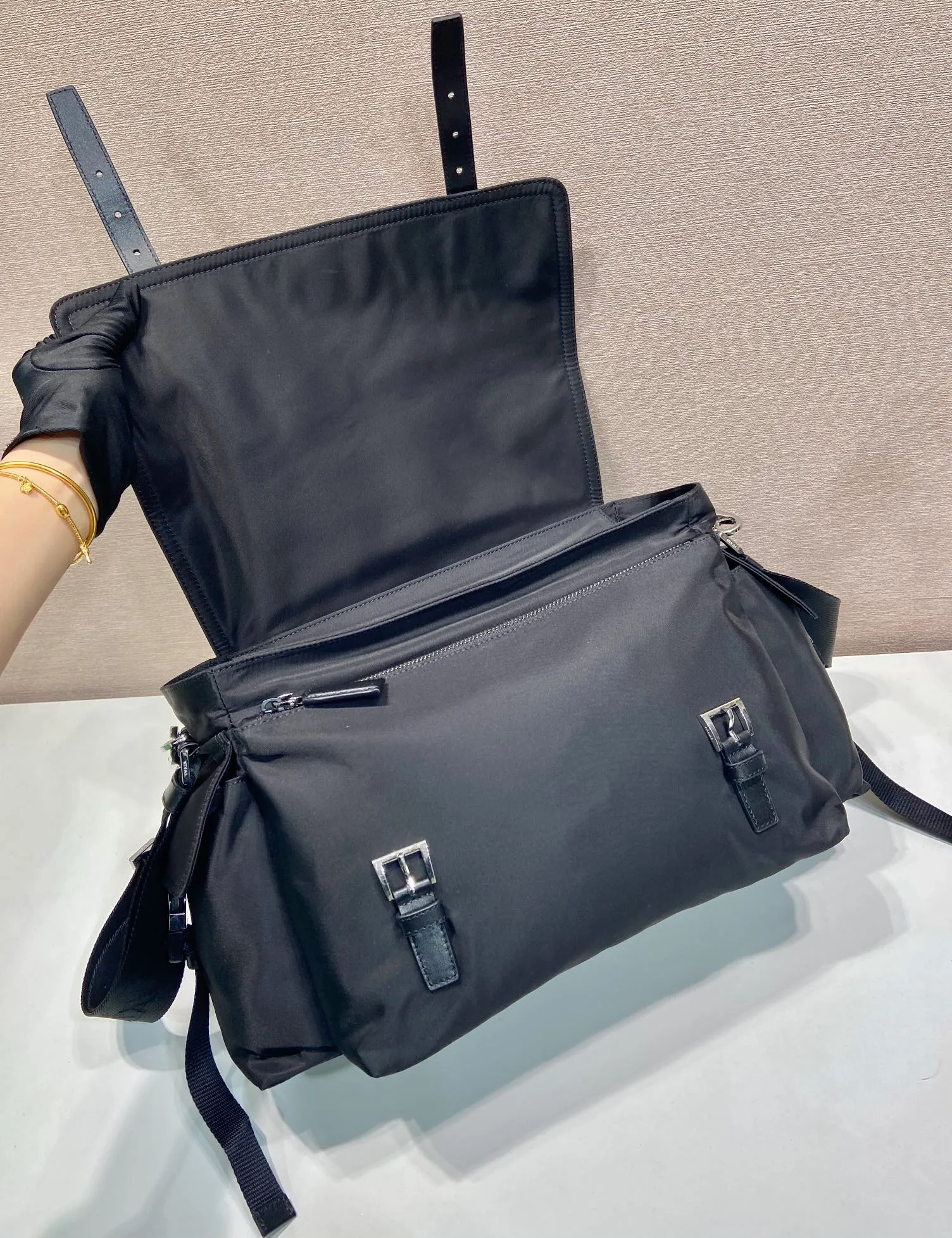 💰1320🎉New Arrival Mail Bag🎉2VD082A-1🎉🎉 This Explore handbag perfectly combines elegance and functionality, with soft lines and multiple pockets. The clamshell design is designed for urban exploration and outdoor adventures, and features a shoulder strap and removable handle for multiple ways of carrying. The combination of regenerated nylon and leather reflects the duality of the design, blending technical details with refined elements. It has a large capacity and is a popular model that will never go out of style. Hurry up and get it🎉🎉 Length 42x Height 22x Bottom 20cm🎉🎉🎉💰💰💰