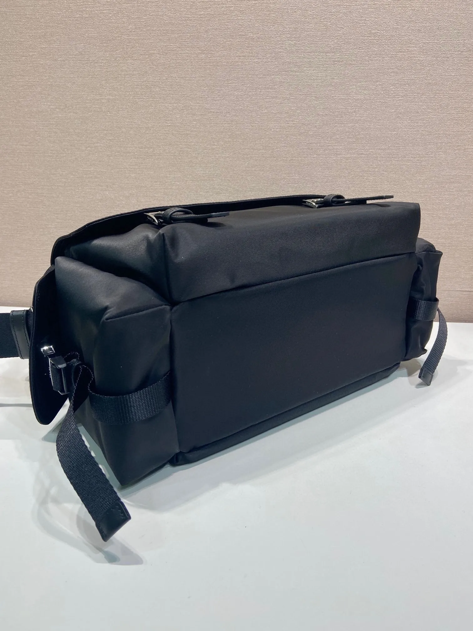 💰1320🎉New Arrival Mail Bag🎉2VD082A-1🎉🎉 This Explore handbag perfectly combines elegance and functionality, with soft lines and multiple pockets. The clamshell design is designed for urban exploration and outdoor adventures, and features a shoulder strap and removable handle for multiple ways of carrying. The combination of regenerated nylon and leather reflects the duality of the design, blending technical details with refined elements. It has a large capacity and is a popular model that will never go out of style. Hurry up and get it🎉🎉 Length 42x Height 22x Bottom 20cm🎉🎉🎉💰💰💰
