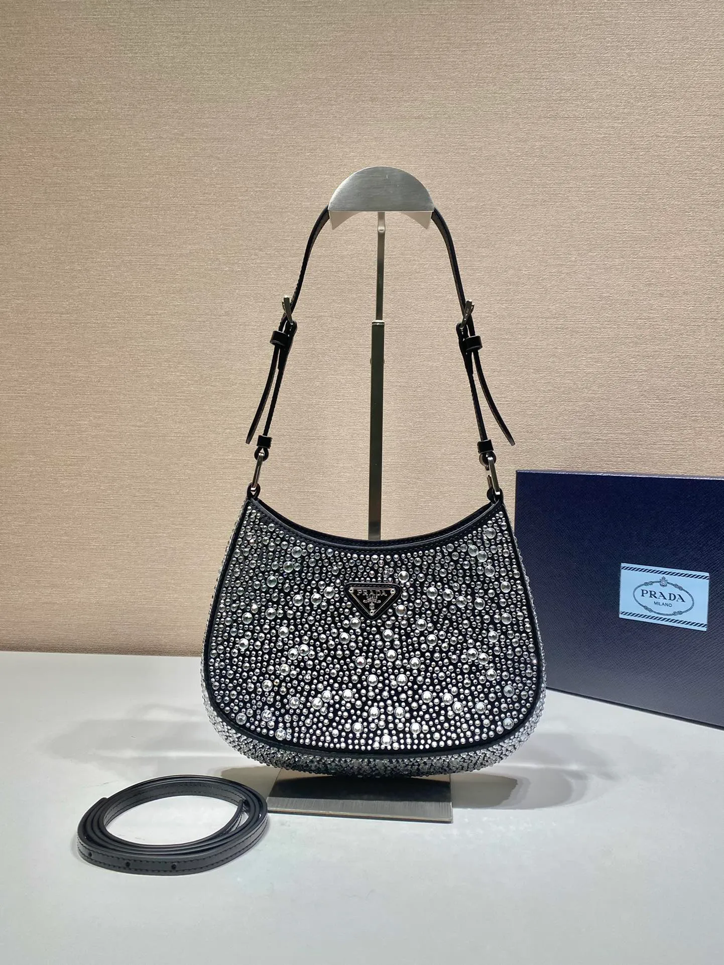 💰1300🎉Gypsophila Underarm Bag🎉1BC169 😘😘 This Cleo satin handbag is covered with sparkling imported crystals of different sizes. It has two adjustable and interchangeable cowhide shoulder straps for easy shoulder/cross-body design, giving it a refined charm. The retro curved silhouette is unique. This gypsophila underbelly bag appears to be more feminine, elegant and modern. So beautiful😘Everywhere you go, you will turn heads👏Hurry up and get it😘😘 Length 22x height 18.5x base 4.5cm👏👏👏🎉🎉🎉