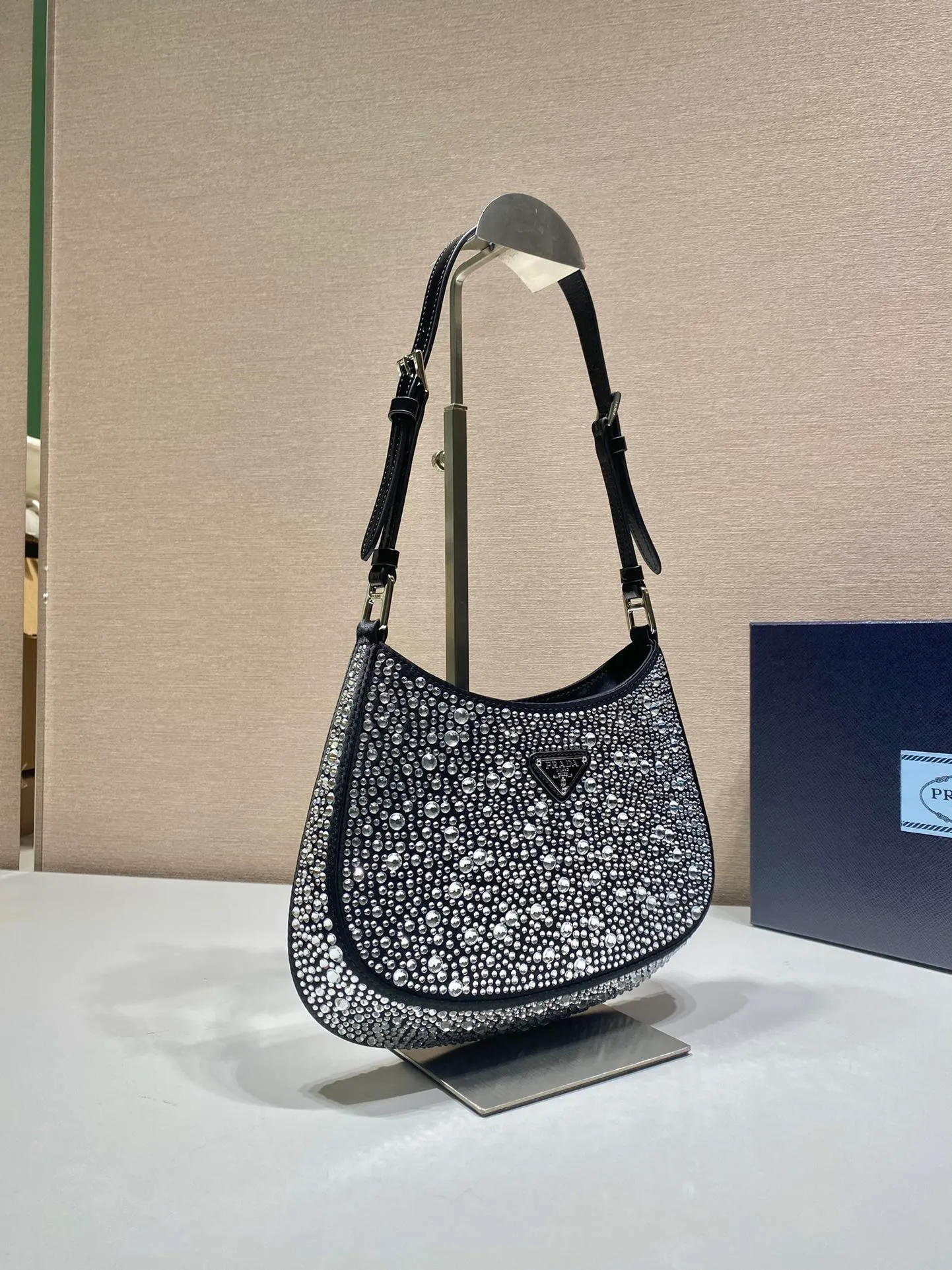 💰1300🎉Gypsophila Underarm Bag🎉1BC169 😘😘 This Cleo satin handbag is covered with sparkling imported crystals of different sizes. It has two adjustable and interchangeable cowhide shoulder straps for easy shoulder/cross-body design, giving it a refined charm. The retro curved silhouette is unique. This gypsophila underbelly bag appears to be more feminine, elegant and modern. So beautiful😘Everywhere you go, you will turn heads👏Hurry up and get it😘😘 Length 22x height 18.5x base 4.5cm👏👏👏🎉🎉🎉