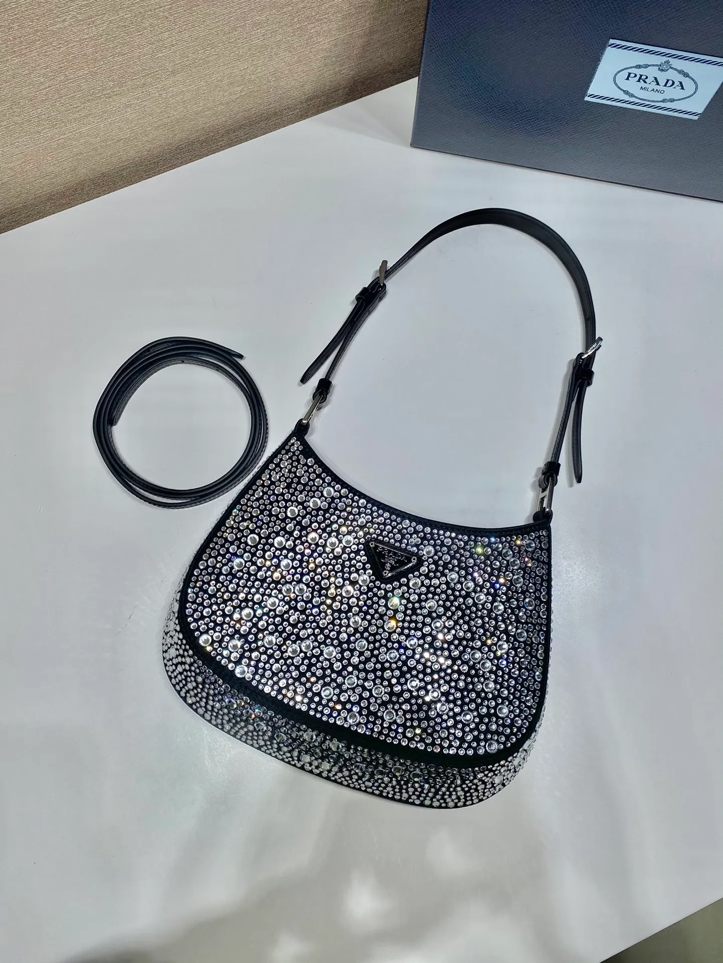 💰1300🎉Gypsophila Underarm Bag🎉1BC169 😘😘 This Cleo satin handbag is covered with sparkling imported crystals of different sizes. It has two adjustable and interchangeable cowhide shoulder straps for easy shoulder/cross-body design, giving it a refined charm. The retro curved silhouette is unique. This gypsophila underbelly bag appears to be more feminine, elegant and modern. So beautiful😘Everywhere you go, you will turn heads👏Hurry up and get it😘😘 Length 22x height 18.5x base 4.5cm👏👏👏🎉🎉🎉