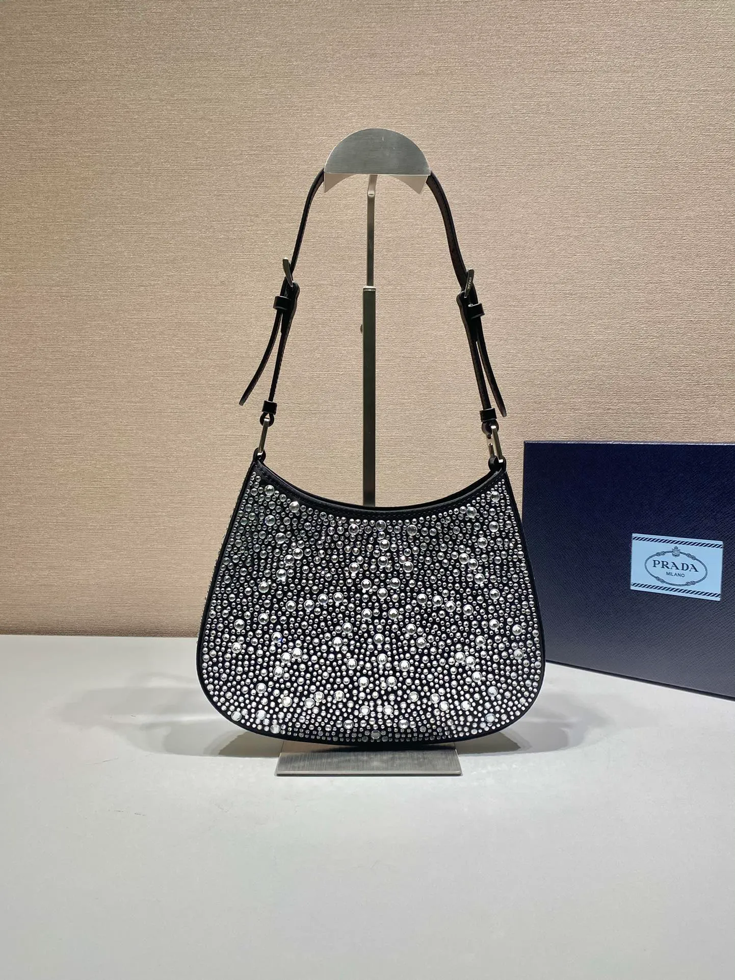 💰1300🎉Gypsophila Underarm Bag🎉1BC169 😘😘 This Cleo satin handbag is covered with sparkling imported crystals of different sizes. It has two adjustable and interchangeable cowhide shoulder straps for easy shoulder/cross-body design, giving it a refined charm. The retro curved silhouette is unique. This gypsophila underbelly bag appears to be more feminine, elegant and modern. So beautiful😘Everywhere you go, you will turn heads👏Hurry up and get it😘😘 Length 22x height 18.5x base 4.5cm👏👏👏🎉🎉🎉