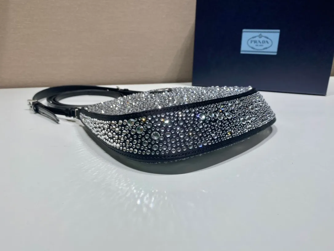 💰1300🎉Gypsophila Underarm Bag🎉1BC169 😘😘 This Cleo satin handbag is covered with sparkling imported crystals of different sizes. It has two adjustable and interchangeable cowhide shoulder straps for easy shoulder/cross-body design, giving it a refined charm. The retro curved silhouette is unique. This gypsophila underbelly bag appears to be more feminine, elegant and modern. So beautiful😘Everywhere you go, you will turn heads👏Hurry up and get it😘😘 Length 22x height 18.5x base 4.5cm👏👏👏🎉🎉🎉