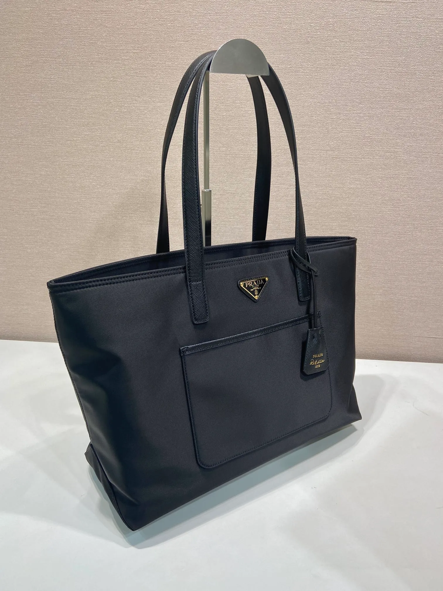 💰1060🎉New Tote Bag🎉1BG555 Small🎉🎉 This timeless tote bag is a reinterpretation of a classic design, showing a unique style with a refined and practical silhouette. It has simple lines and is made of regenerated nylon. It has an imported Saffiano leather handle and metal hardware accessories. It has 2 pockets inside and a large capacity. Get it now. Another popular style that will never go out of style🎉🎉 Length 35x Height 26x Bottom 15cm🎉🎉🎉💰💰💰