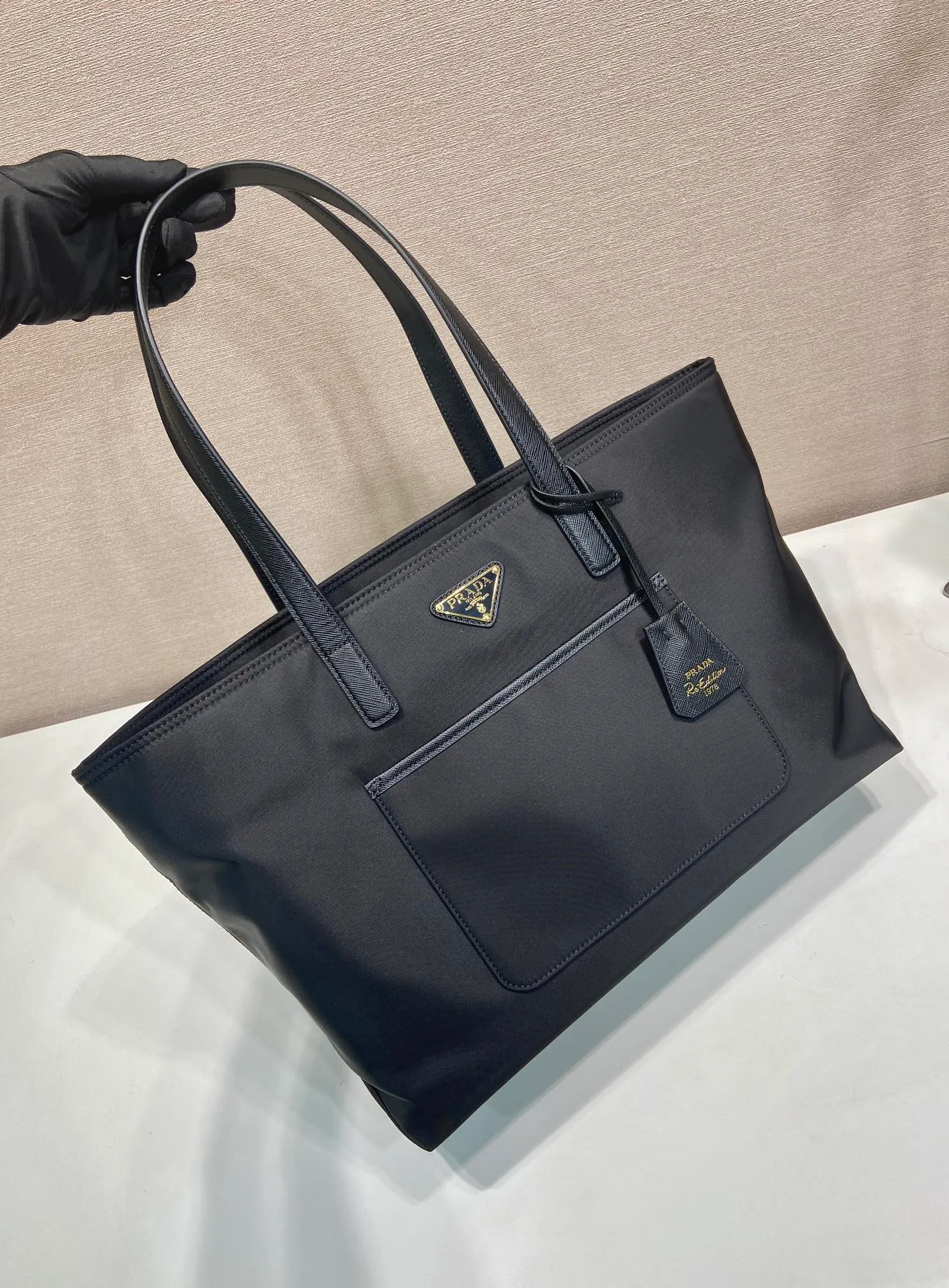 💰1060🎉New Tote Bag🎉1BG555 Small🎉🎉 This timeless tote bag is a reinterpretation of a classic design, showing a unique style with a refined and practical silhouette. It has simple lines and is made of regenerated nylon. It has an imported Saffiano leather handle and metal hardware accessories. It has 2 pockets inside and a large capacity. Get it now. Another popular style that will never go out of style🎉🎉 Length 35x Height 26x Bottom 15cm🎉🎉🎉💰💰💰