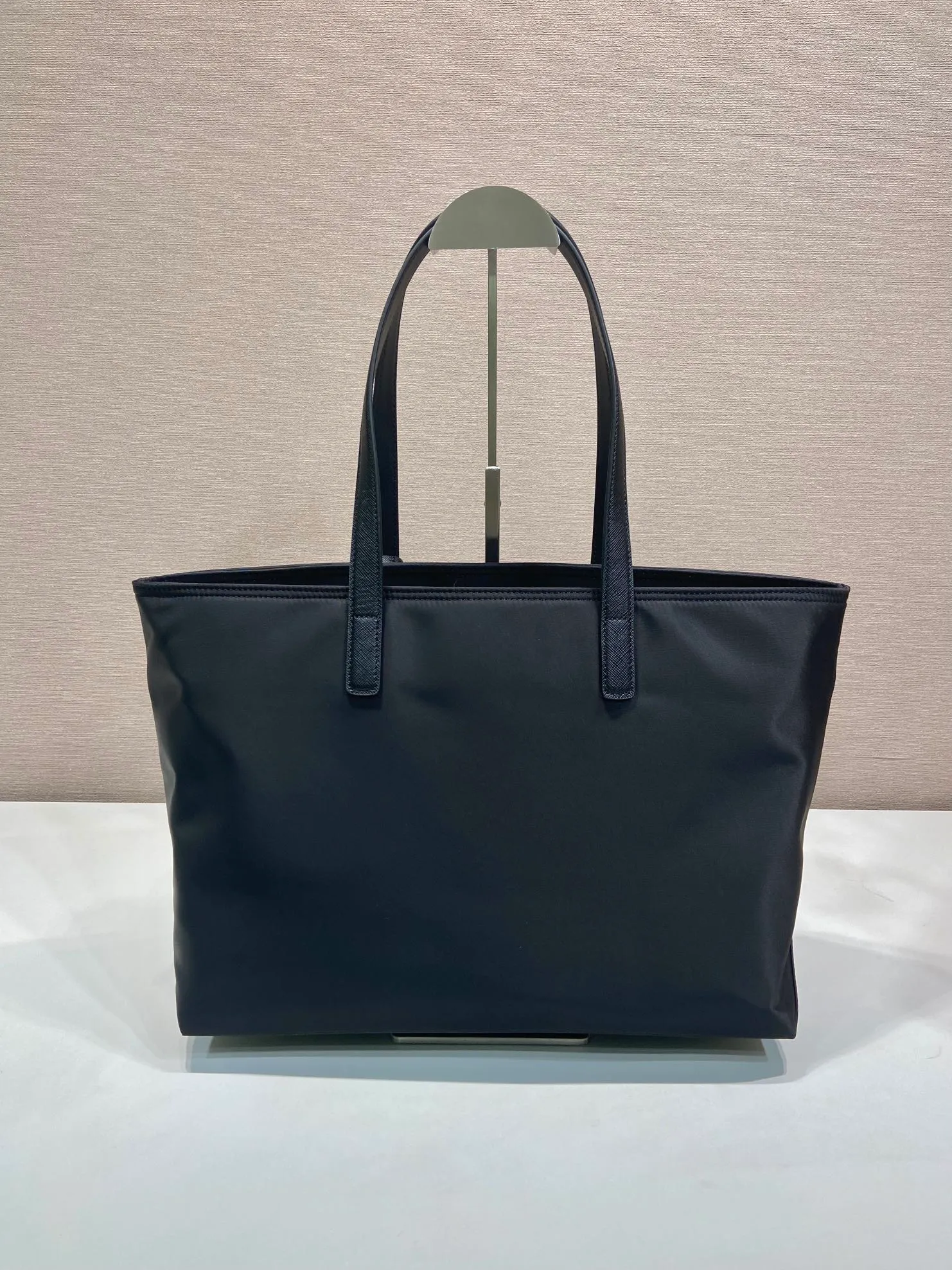 💰1060🎉New Tote Bag🎉1BG555 Small🎉🎉 This timeless tote bag is a reinterpretation of a classic design, showing a unique style with a refined and practical silhouette. It has simple lines and is made of regenerated nylon. It has an imported Saffiano leather handle and metal hardware accessories. It has 2 pockets inside and a large capacity. Get it now. Another popular style that will never go out of style🎉🎉 Length 35x Height 26x Bottom 15cm🎉🎉🎉💰💰💰