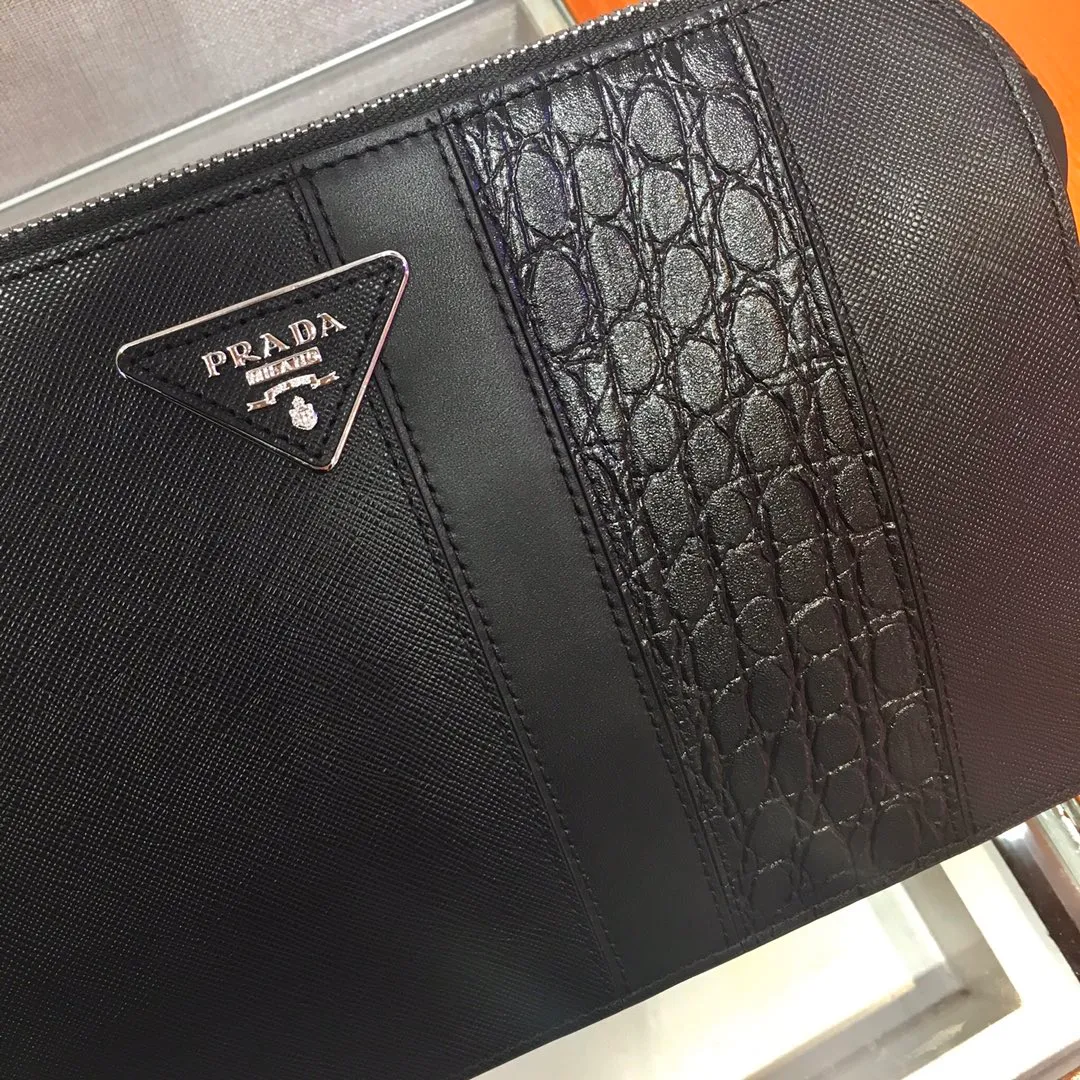 💰1060🎉New handbag🎉2VF056D men's bag, original item👍👍Made of imported Saffiano leather material, crocodile leather trim, top metal accessories, one zippered compartment, two inner pockets, one of which is zippered, six bank card slots, fabric lining, back handle, removable leather handle strap👍👍 This Saffiano leather men's handbag with crocodile leather trim makes it even more gorgeous and looks extra fashionable and elegant. Men, hurry up👏👏Length 26.5x Height 17x Bottom 5cm👏👏👏
