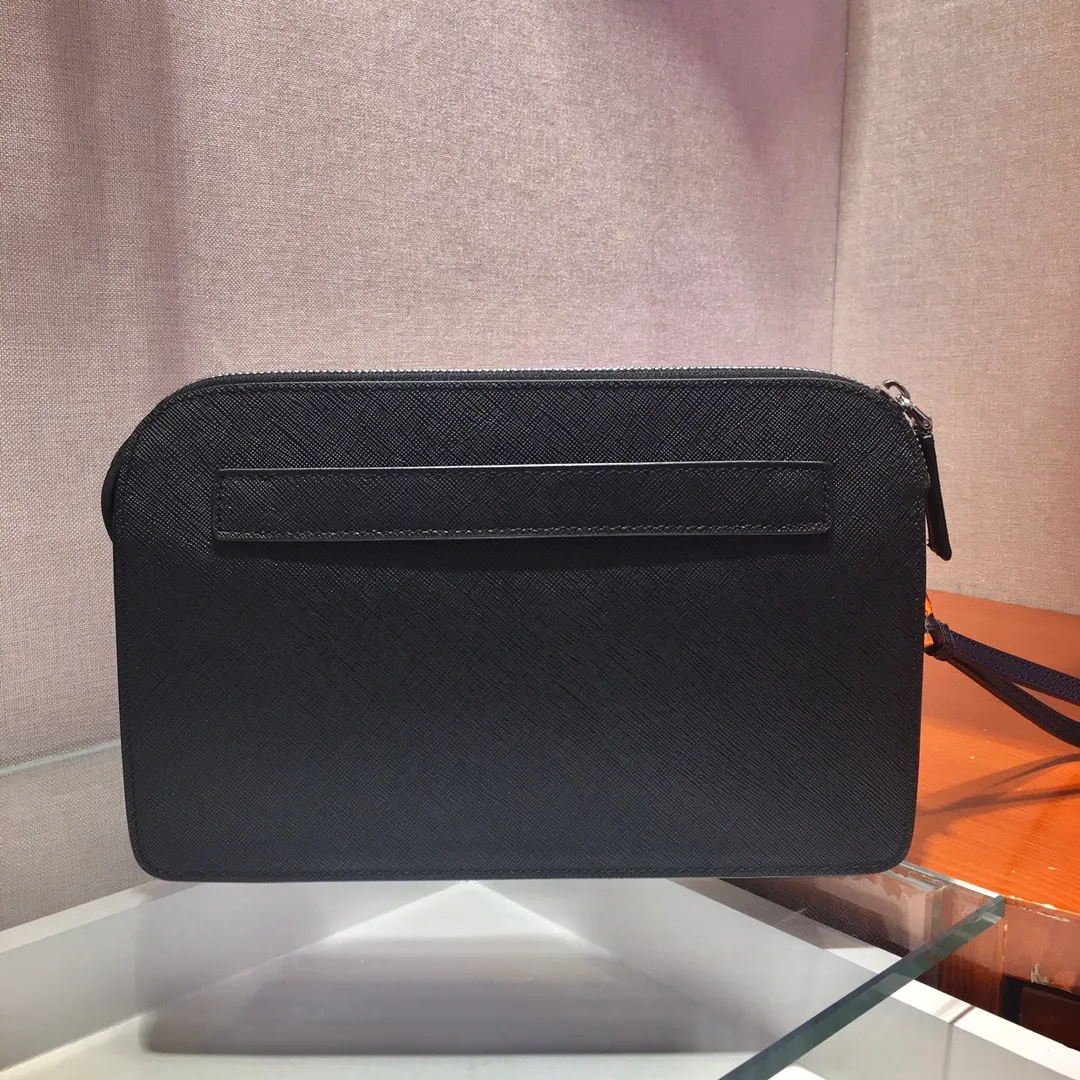 💰1060🎉New handbag🎉2VF056D men's bag, original item👍👍Made of imported Saffiano leather material, crocodile leather trim, top metal accessories, one zippered compartment, two inner pockets, one of which is zippered, six bank card slots, fabric lining, back handle, removable leather handle strap👍👍 This Saffiano leather men's handbag with crocodile leather trim makes it even more gorgeous and looks extra fashionable and elegant. Men, hurry up👏👏Length 26.5x Height 17x Bottom 5cm👏👏👏